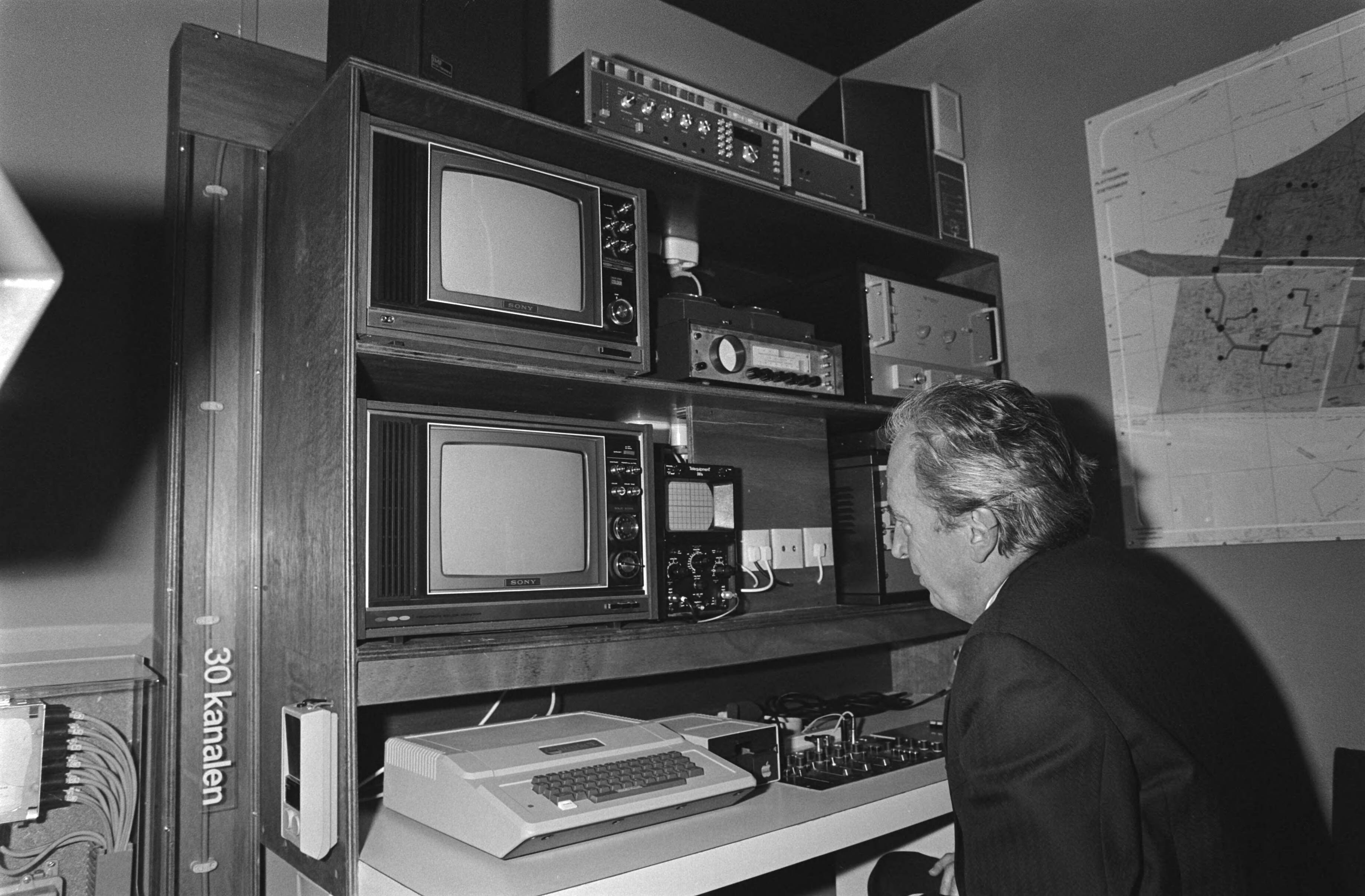 Fotocollectie Anefo — Siemens Nederland heeft kabelsysteem ontwikkeld waarmee 30 kanalen door een kabel kunnen doorgestuurd in Zoetermeer — Foto: Dijk, Hans van / Anefo. Licentie: Set B: Rechtenvrij / Publiek Domein. Bron: Nationaal Archief. http://hdl.handle.net/10648/acf7815e-d0b4-102d-bcf8-003048976d84