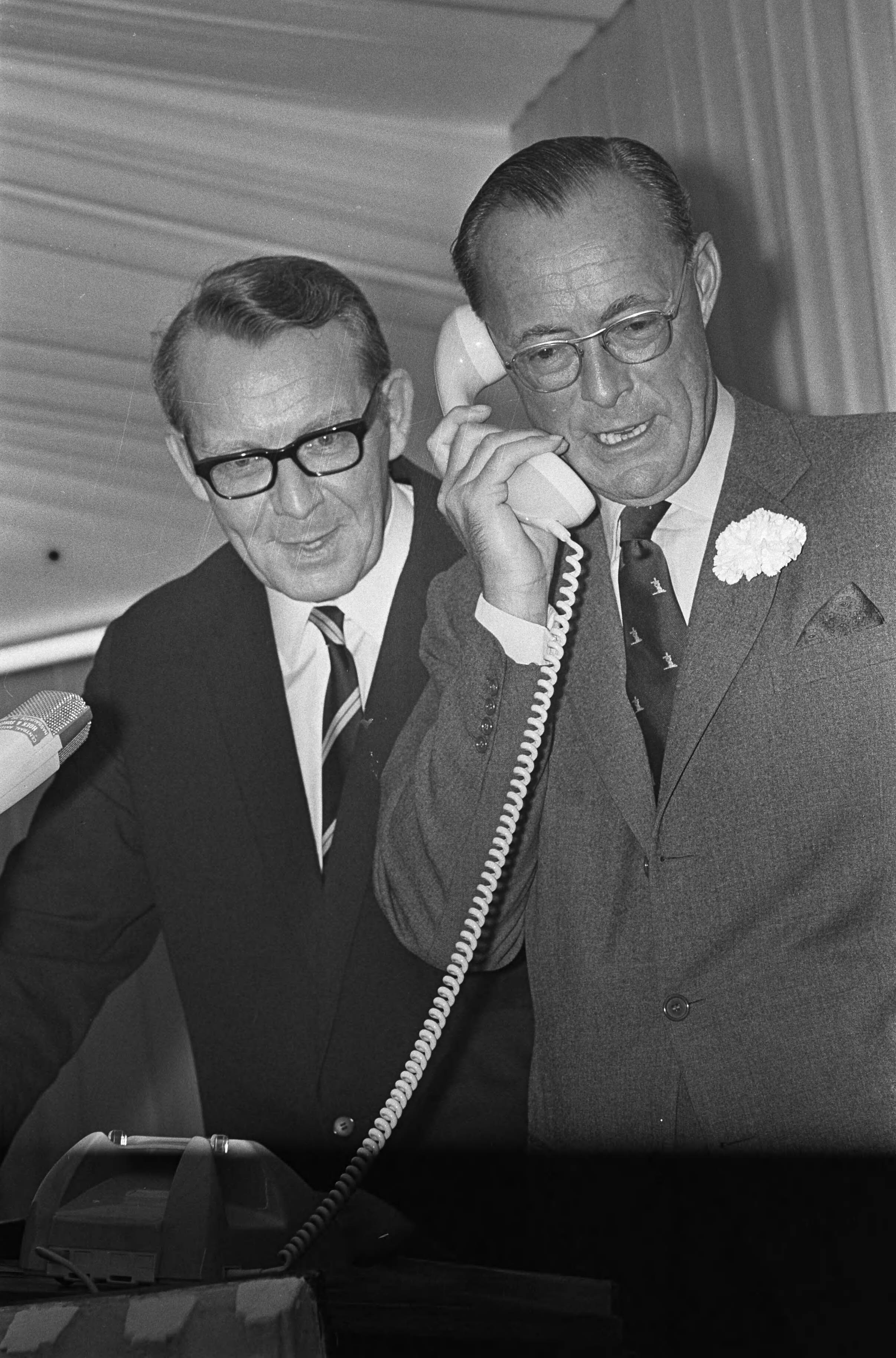 Prins Bernhard bezoekt Zeeland — De prins telefoneert — Foto: Fotograaf Onbekend / Anefo. Licentie: Set B: Rechtenvrij / Publiek Domein. Bron: Nationaal Archief. http://hdl.handle.net/10648/ab4d6328-d0b4-102d-bcf8-003048976d84