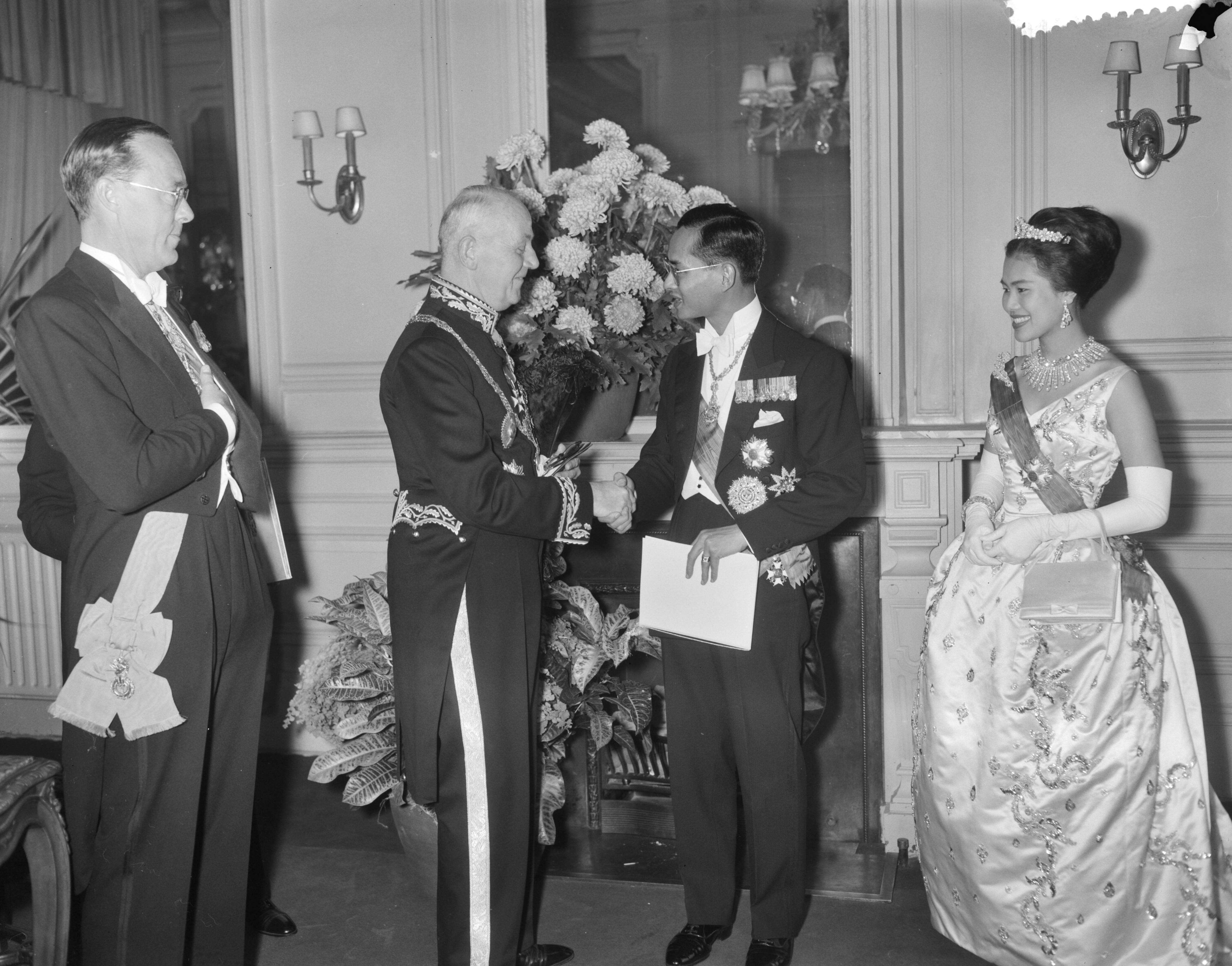 Galaconcert door Koninklijke Militaire Kapel in de Kurzaal te Scheveningen — V.l.n.r. prins Bernhard, burgemeester Kolfschoten, koning Bhumibol en koningin Sirikit — Foto: Bilsen, Joop van / Anefo. Licentie: Set B: Rechtenvrij / Publiek Domein. Bron: Nationaal Archief. http://hdl.handle.net/10648/a9bca5d2-d0b4-102d-bcf8-003048976d84