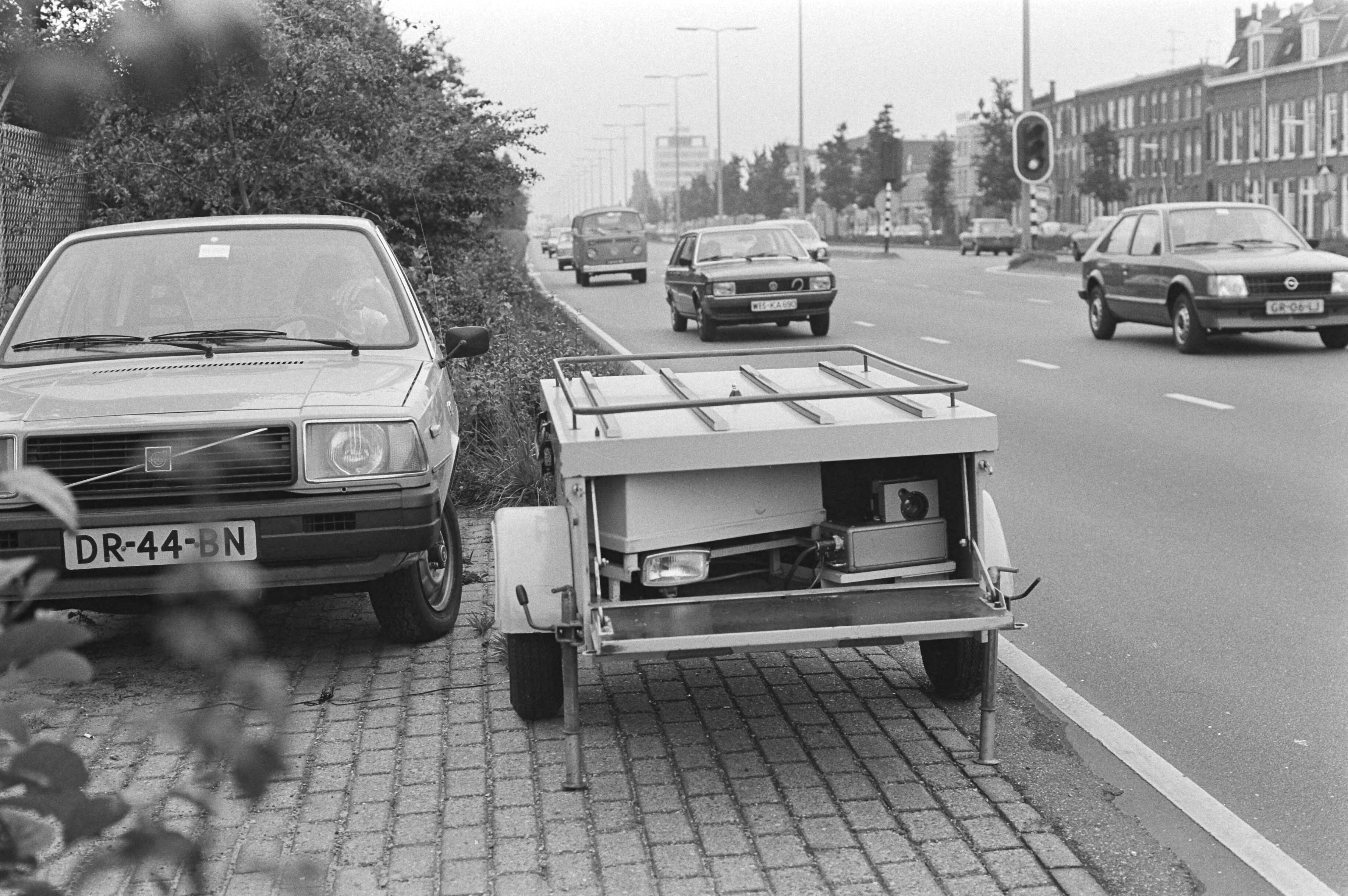 Snelheidscontrole in een kampeeraanhanger door de Haarlemse politie — Interieur van de aanhanger — Foto: Dijk, Hans van / Anefo. Licentie: Set B: Rechtenvrij / Publiek Domein. Bron: Nationaal Archief. http://hdl.handle.net/10648/ad012bf0-d0b4-102d-bcf8-003048976d84