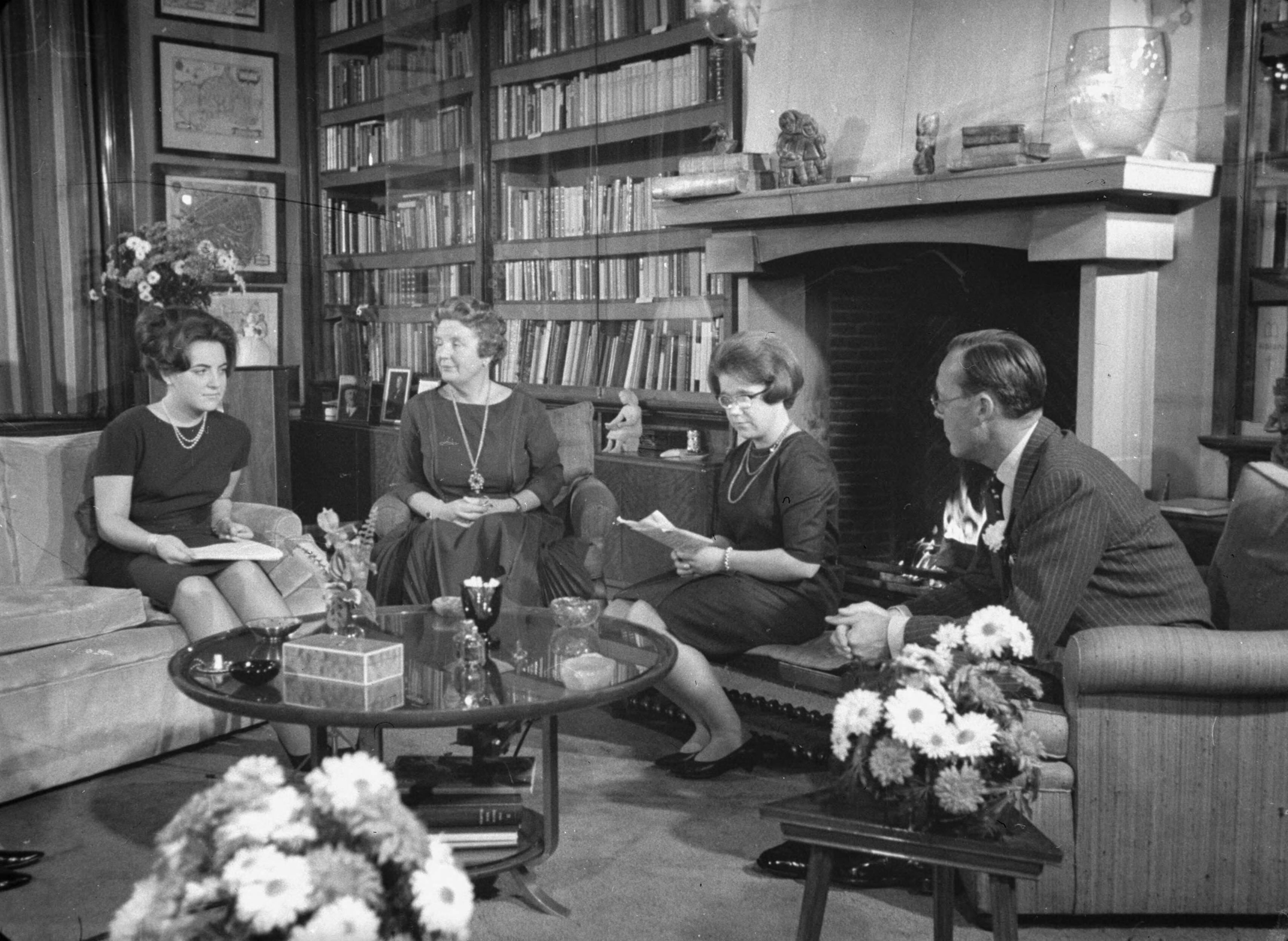 Fotocollectie RVD / Koninklijk Huis — Koningin Juliana en prins Bernhard met hun dochters de prinsessen Margriet en (Christina in de bibliotheek van paleis Soestdijk tijdens de opname voor het Nationaal programma Oranje over Oranjes dat op zaterdag 30 november 1963 werd uitgezonden in het kader van de herdenking 1813-1963 — Foto: Rousel (repro) / RVD. Licentie: Set B: Rechtenvrij / Publiek Domein. Bron: Nationaal Archief. http://hdl.handle.net/10648/afb4a93a-d0b4-102d-bcf8-003048976d84