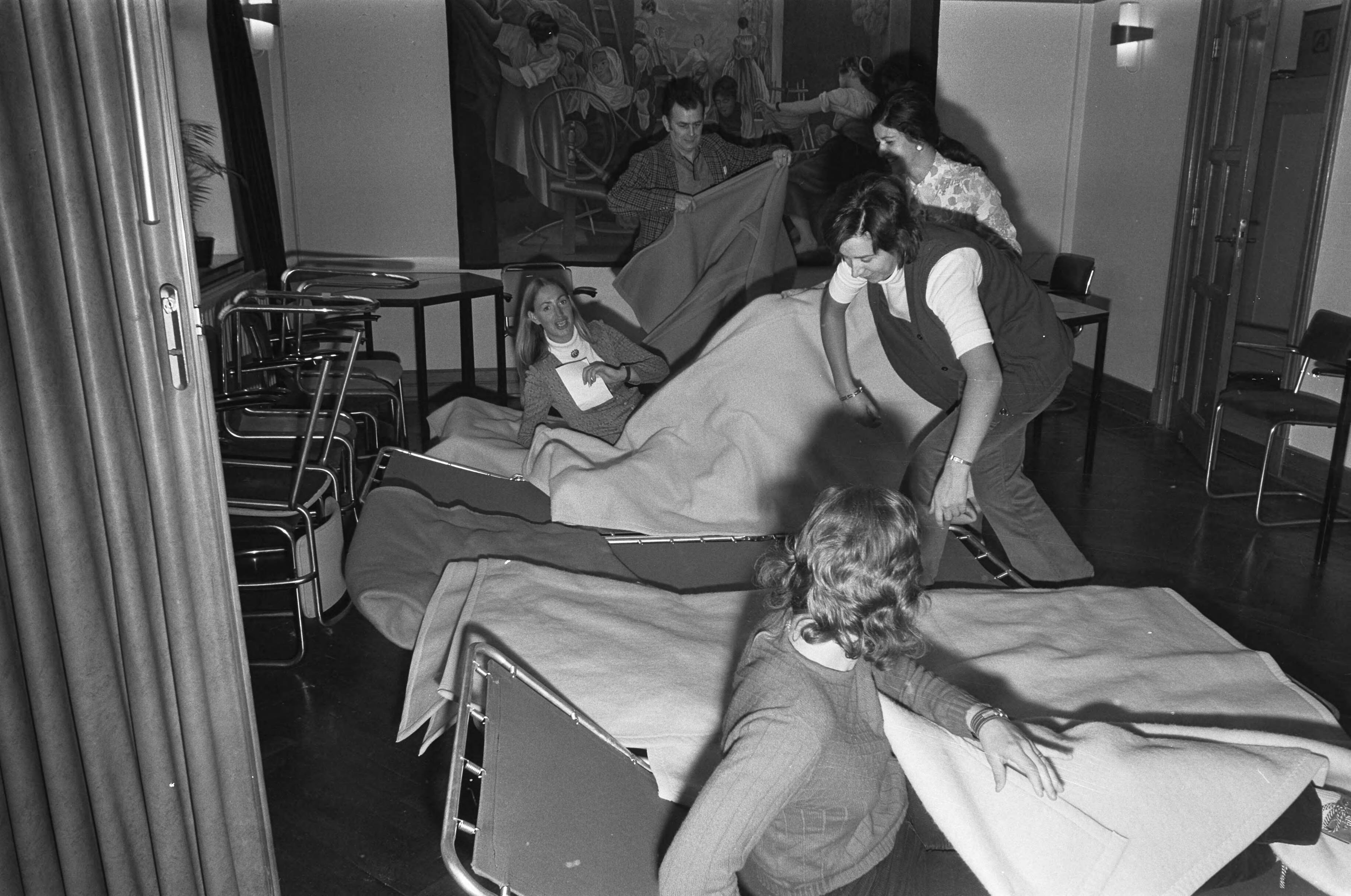 Fotocollectie Anefo — Werknemers hebben ENKA Breda bezet — Foto: Peters, Hans / Anefo. Licentie: Set B: Rechtenvrij / Publiek Domein. Bron: Nationaal Archief. http://hdl.handle.net/10648/abf687dc-d0b4-102d-bcf8-003048976d84