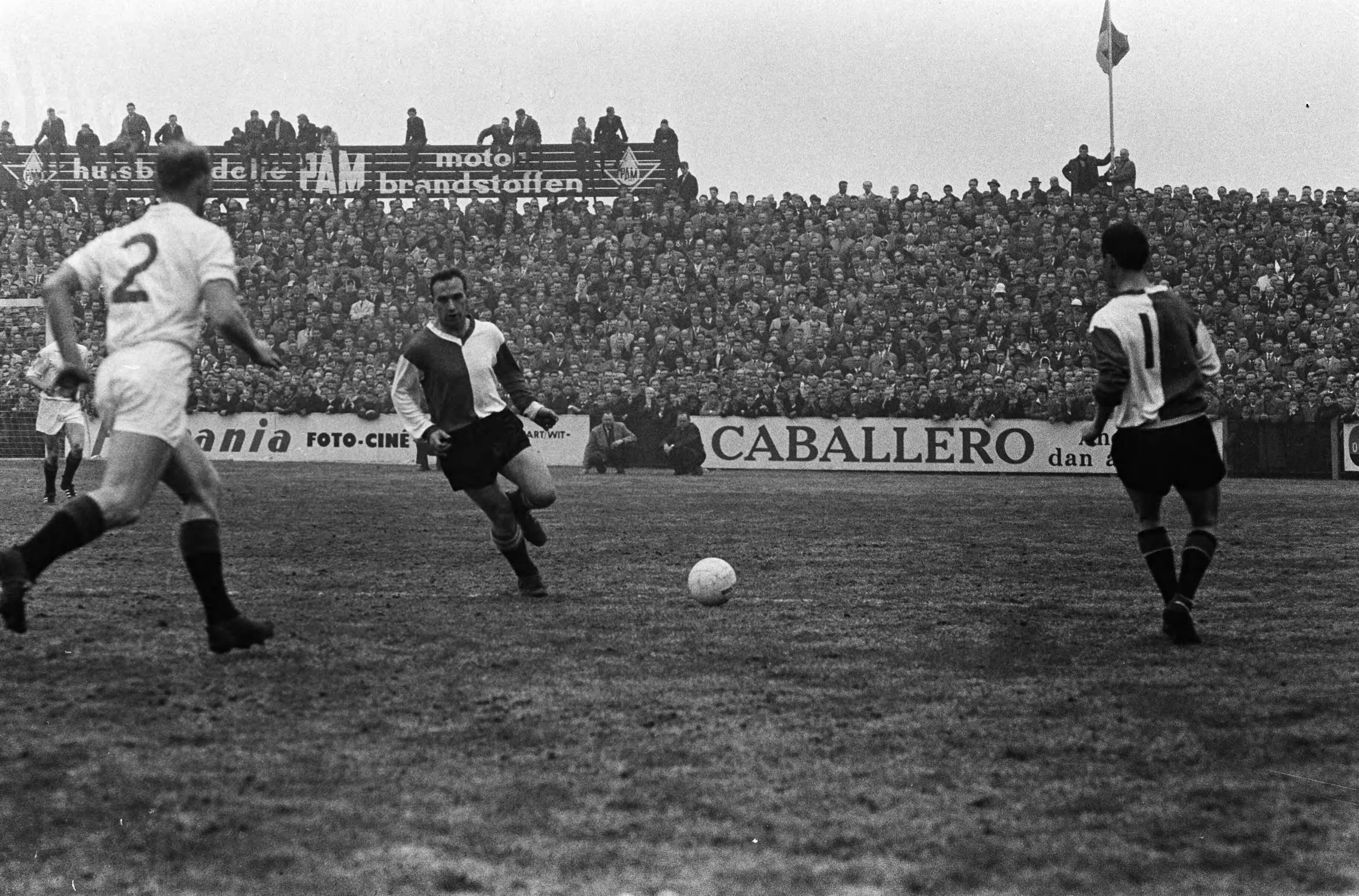 Fotocollectie Anefo — Voetbal. ADO tegen Feijenoord 1-1. Spelmoment, Rinus Bennaars passt op Coen Moulijn. Links Jan Verhoek (ADO) — Foto: Koch, Eric / Anefo. Licentie: Set B: Rechtenvrij / Publiek Domein. Bron: Nationaal Archief. http://hdl.handle.net/10648/aa342a80-d0b4-102d-bcf8-003048976d84