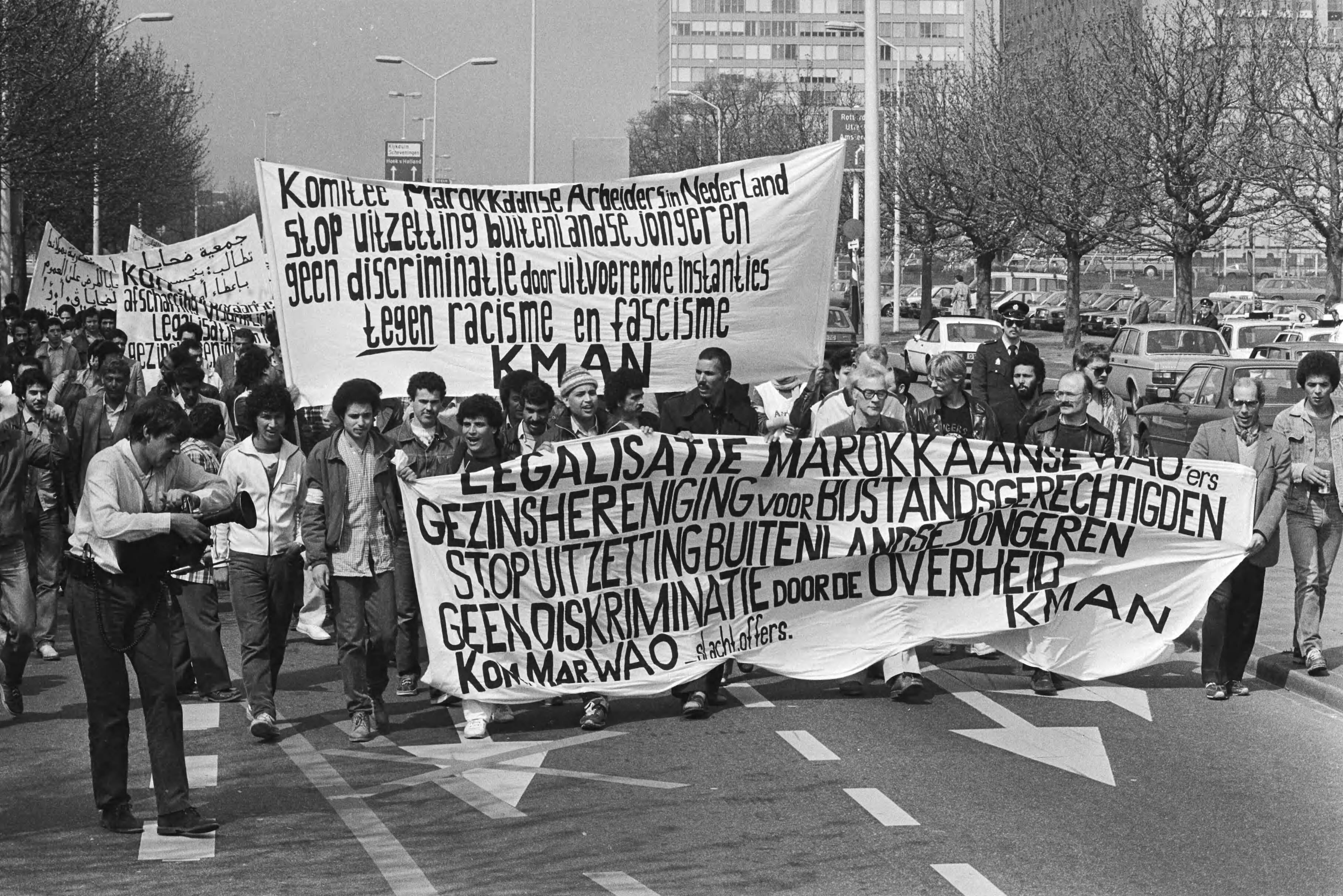 Fotocollectie Anefo — Marokkanen demonstreren in Den Haag tegen het beleid ten aanzien van buitenlanders — Foto: Croes, Rob C. / Anefo. Licentie: Set B: Rechtenvrij / Publiek Domein. Bron: Nationaal Archief. http://hdl.handle.net/10648/ad283dee-d0b4-102d-bcf8-003048976d84
