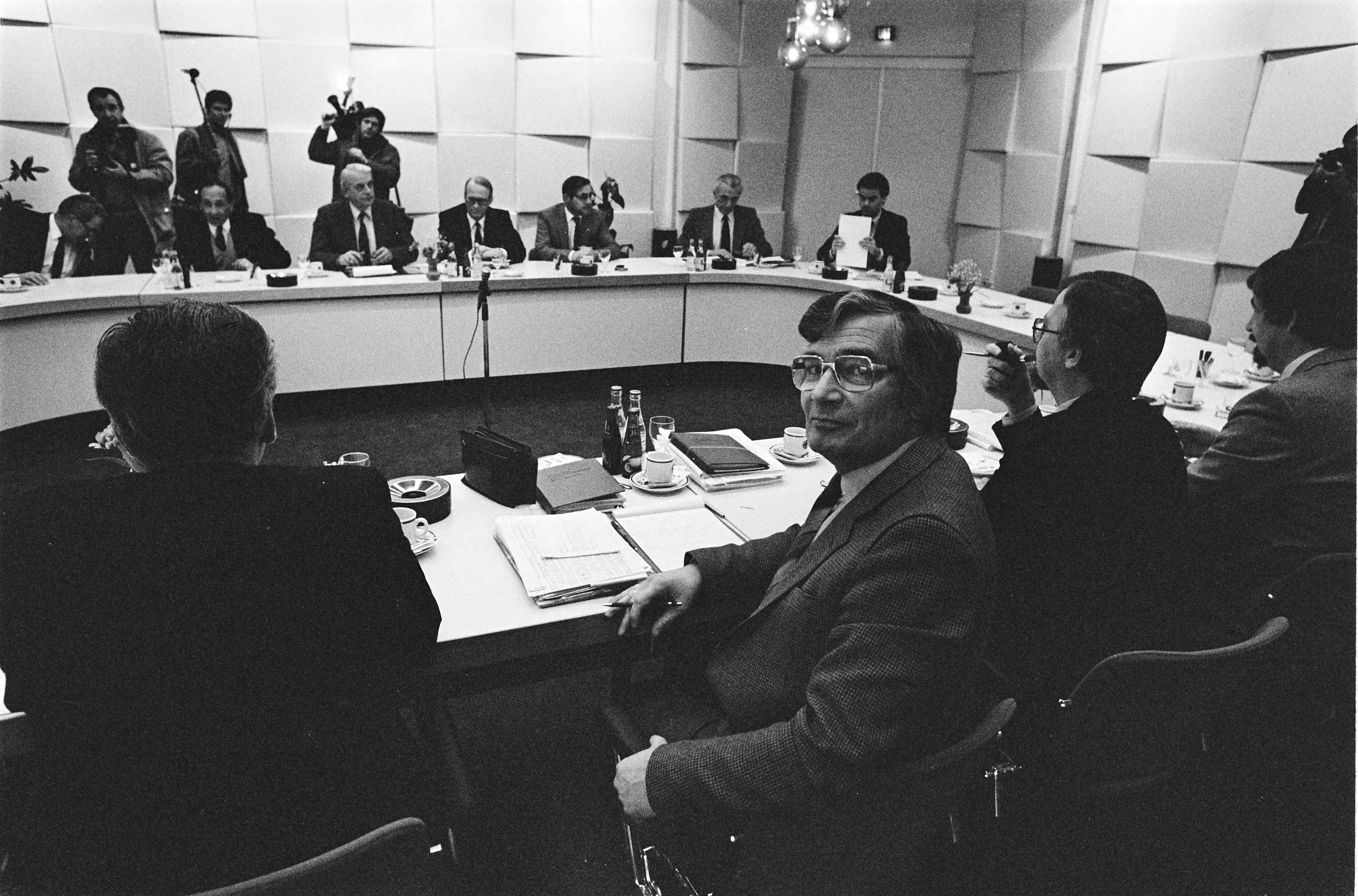 Fotocollectie Anefo — CAO-onderhandelingen door Raad van Overleg in Metaal (ROM) in FME-gebouw in Zoetermeer. Laurier (r.) en naast Rijkse tijdens overleg — Foto: Croes, Rob C. / Anefo. Licentie: Set B: Rechtenvrij / Publiek Domein. Bron: Nationaal Archief. http://hdl.handle.net/10648/ad121c12-d0b4-102d-bcf8-003048976d84