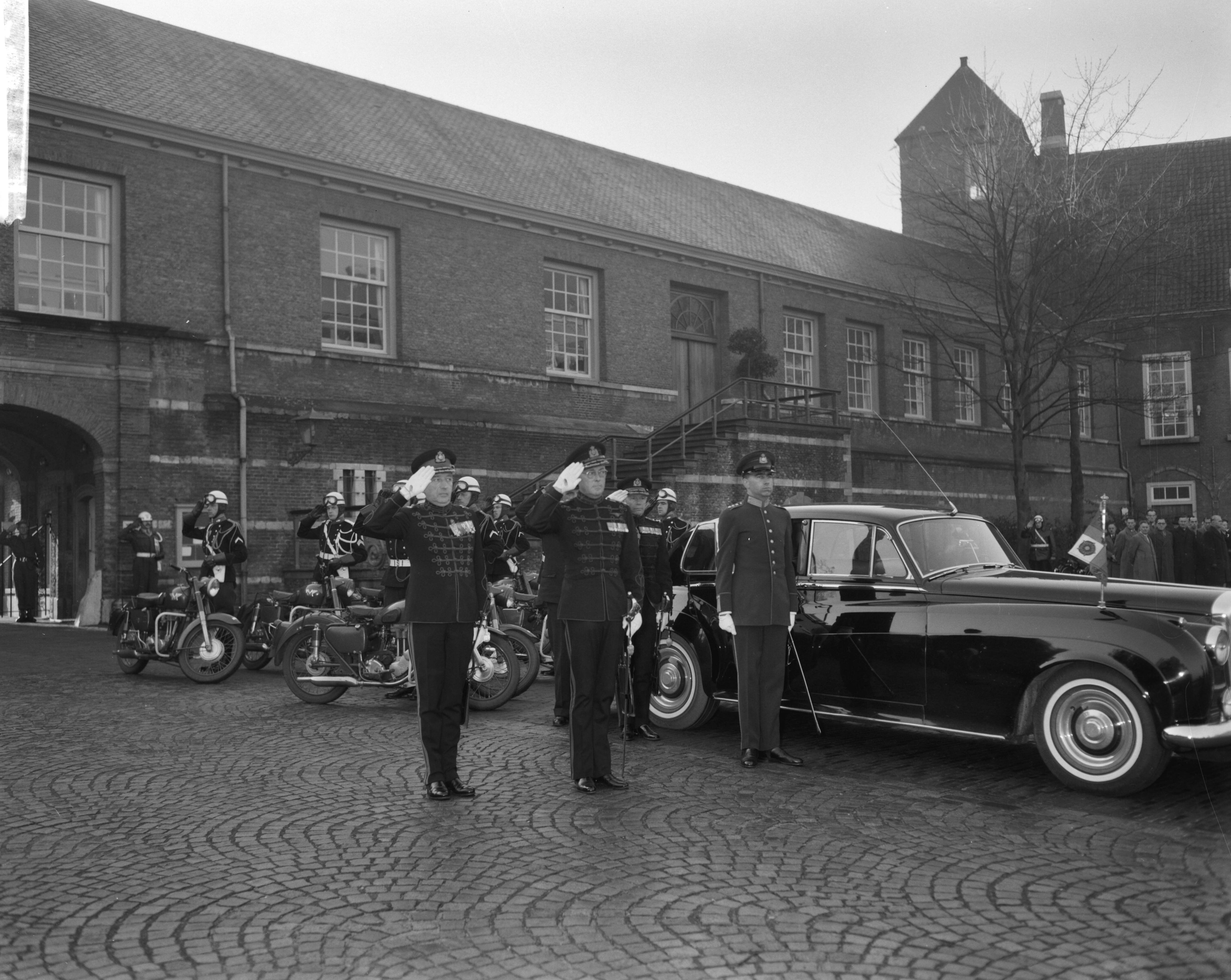 Fotocollectie Anefo — Prins Bernhard bij installatie van het curatorium en de Raad van Gouverneur en Assessoren van de Koninklijke Militaire Academie te Breda. Aankomst van prins Bernhard. Links de gouverneur van de academier, brigade-generaal W.C.H. van Reede — Foto: Bilsen, Joop van / Anefo. Licentie: Set B: Rechtenvrij / Publiek Domein. Bron: Nationaal Archief. http://hdl.handle.net/10648/a9edacd6-d0b4-102d-bcf8-003048976d84