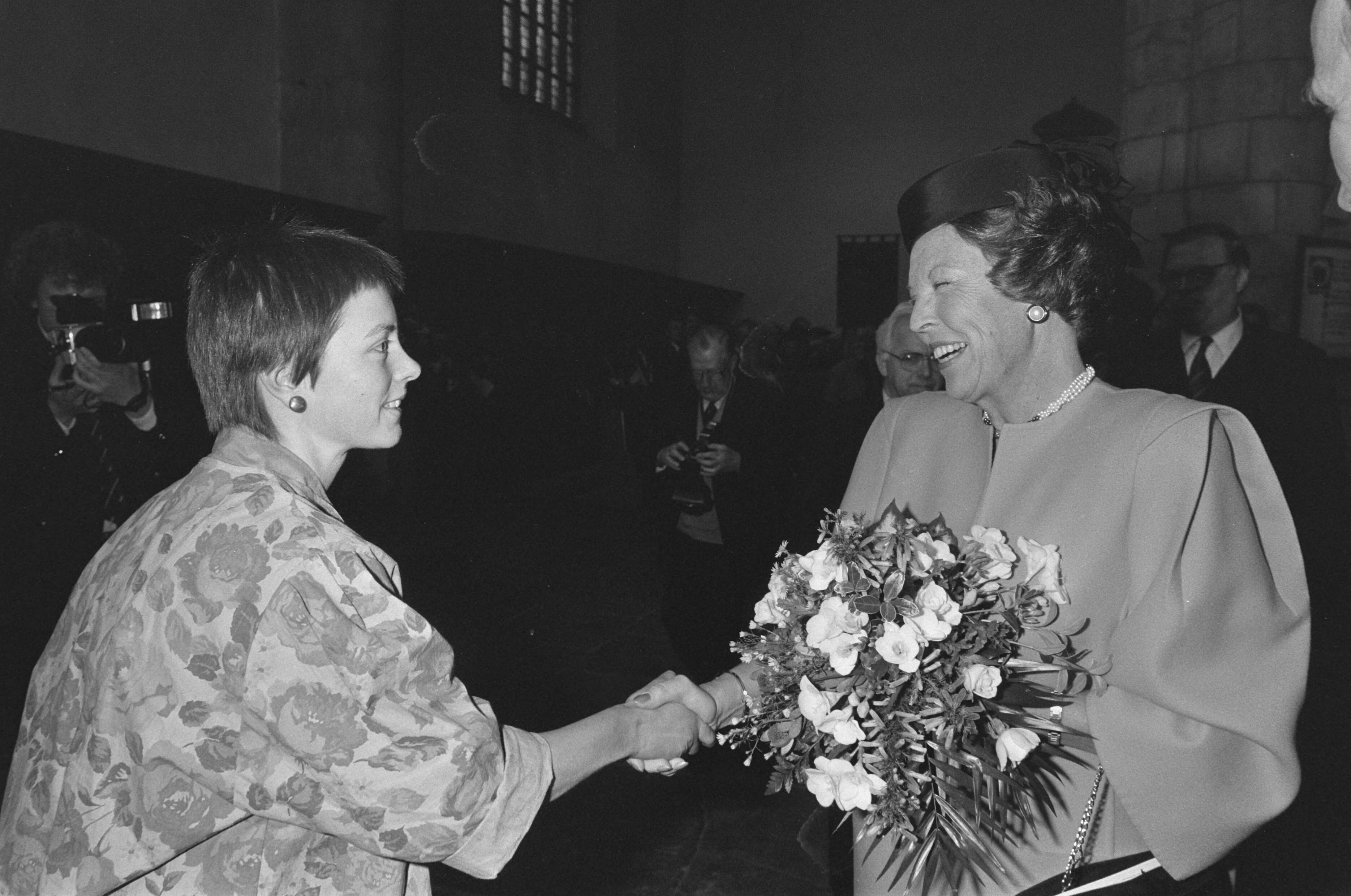 Fotocollectie Anefo — Koningin Beatrix bij Huygensherdenking in Den Haag ; Hare Majesteit en premier Lubbers / Hare Majesteit en bloemetje — Foto: Croes, Rob C. / Anefo. Licentie: Set B: Rechtenvrij / Publiek Domein. Bron: Nationaal Archief. http://hdl.handle.net/10648/ad5e8b7e-d0b4-102d-bcf8-003048976d84