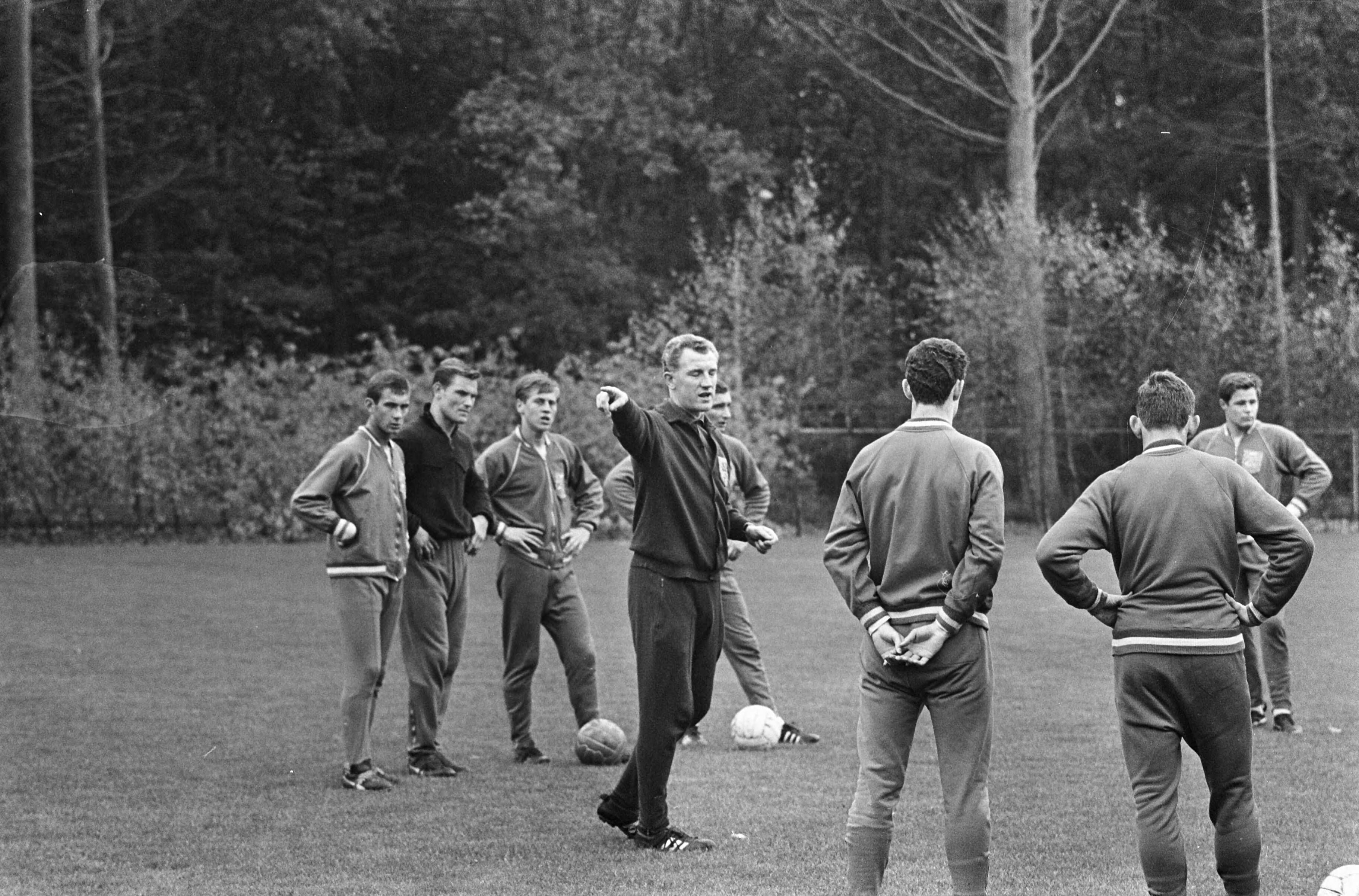 Training van het Nederlands voetbalelftal en het jeugdelftal op het KNVB Sportcentrum te Zeist — Trainer Georg Kessler geeft aanwijzingen — Foto: Fotograaf Onbekend / Anefo. Licentie: Set B: Rechtenvrij / Publiek Domein. Bron: Nationaal Archief. http://hdl.handle.net/10648/ab02bf4e-d0b4-102d-bcf8-003048976d84