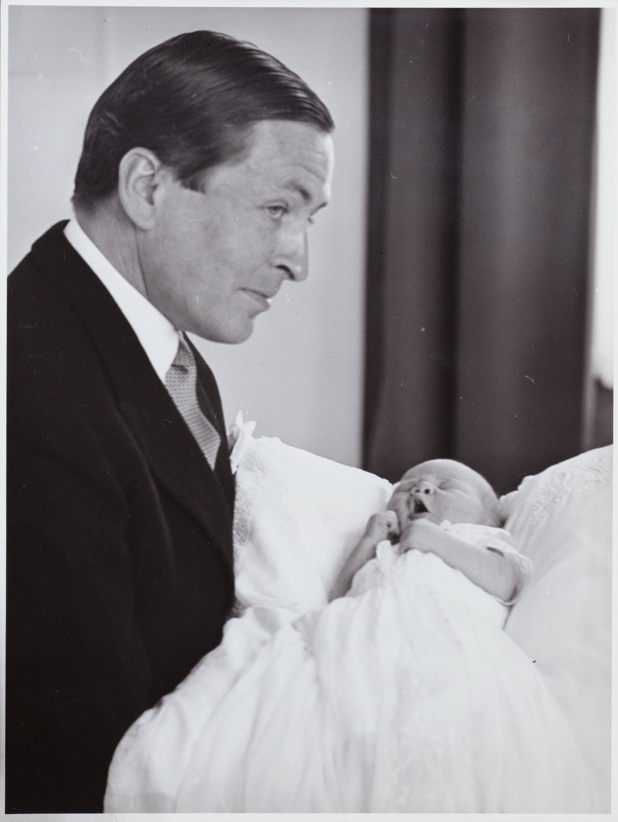 Fotocollectie RVD / Koninklijk Huis — Prins Claus met de baby prins Willem-Alexander in het Academisch Ziekenhuis Utrecht op 2 mei 1967 — Foto: Nationaal Foto Persbureau / RVD. Licentie: Set B: Rechtenvrij / Publiek Domein. Bron: Nationaal Archief. http://hdl.handle.net/10648/afaf2e24-d0b4-102d-bcf8-003048976d84