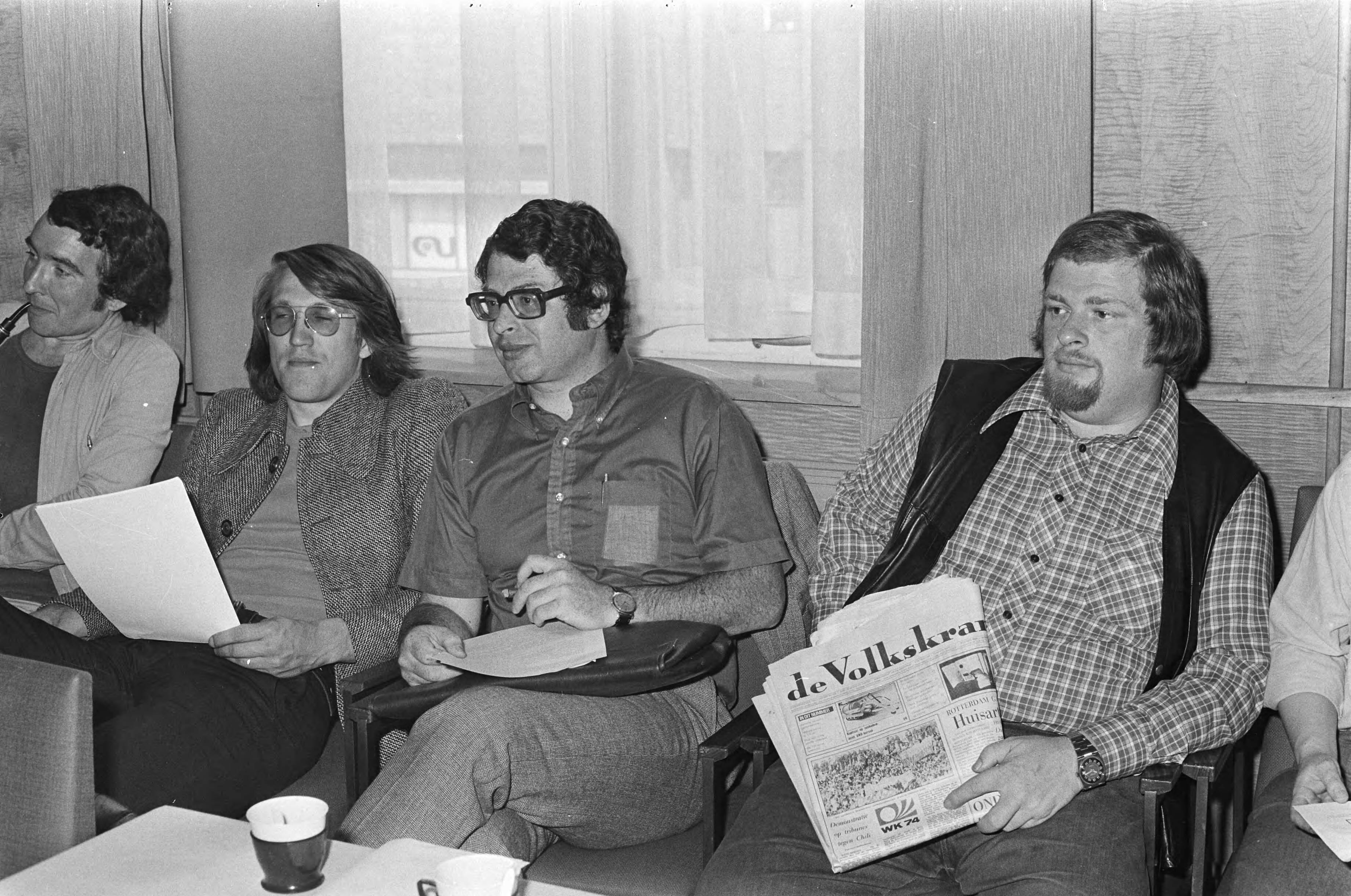 Fotocollectie Anefo — Partijraad PvdA in Utrecht; v.l.n.r. Kombrink, Van Thijn en Schaefer — Foto: Croes, Rob C. / Anefo. Licentie: Set B: Rechtenvrij / Publiek Domein. Bron: Nationaal Archief. http://hdl.handle.net/10648/ac4d9bc6-d0b4-102d-bcf8-003048976d84