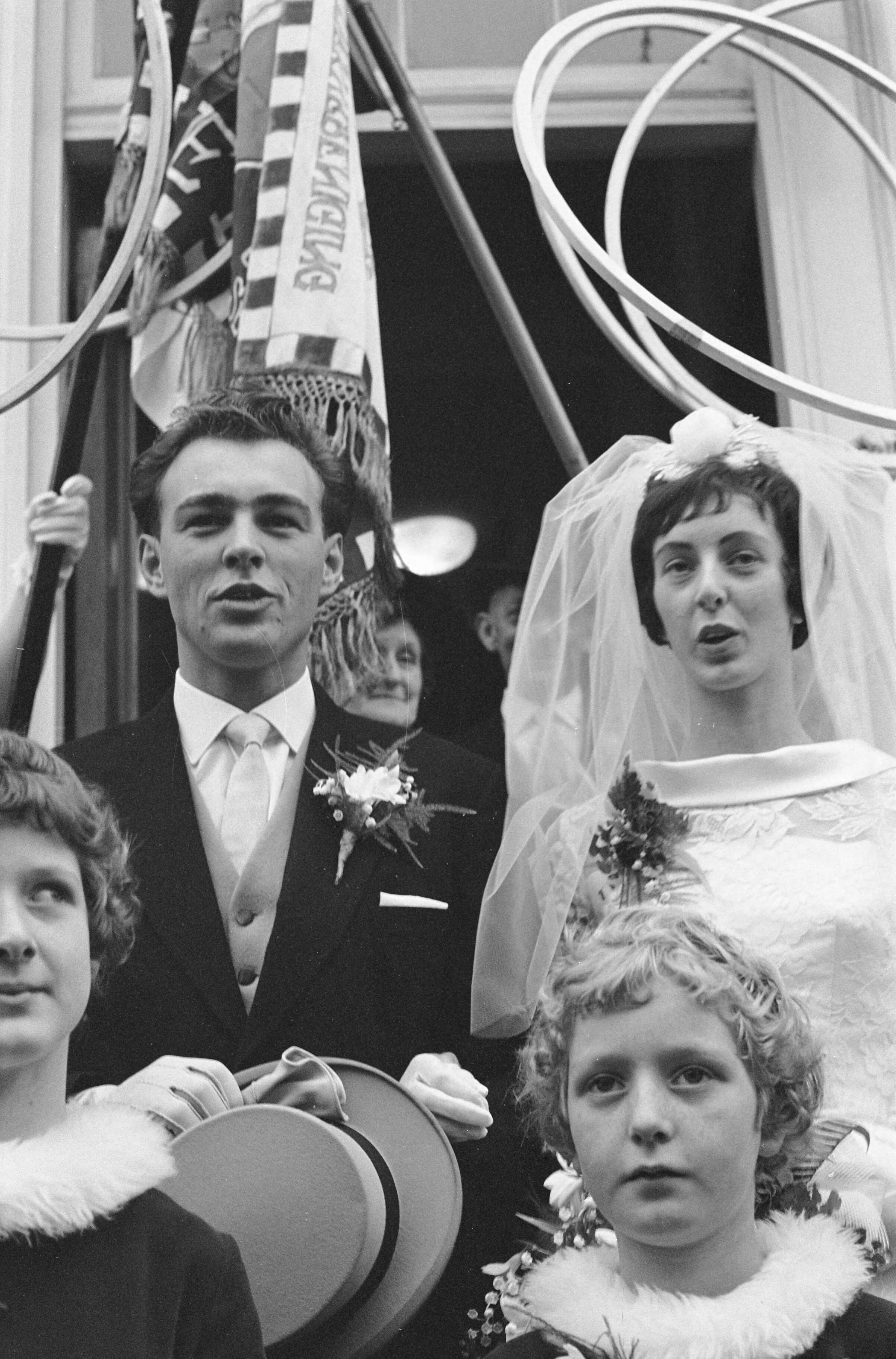 Fotocollectie Anefo — Huwelijk van turnster Ria van Velsen met Thijs Rietveld in Bodegraven — Foto: Rossem, Wim van / Anefo. Licentie: Set B: Rechtenvrij / Publiek Domein. Bron: Nationaal Archief. http://hdl.handle.net/10648/a9f02fb0-d0b4-102d-bcf8-003048976d84