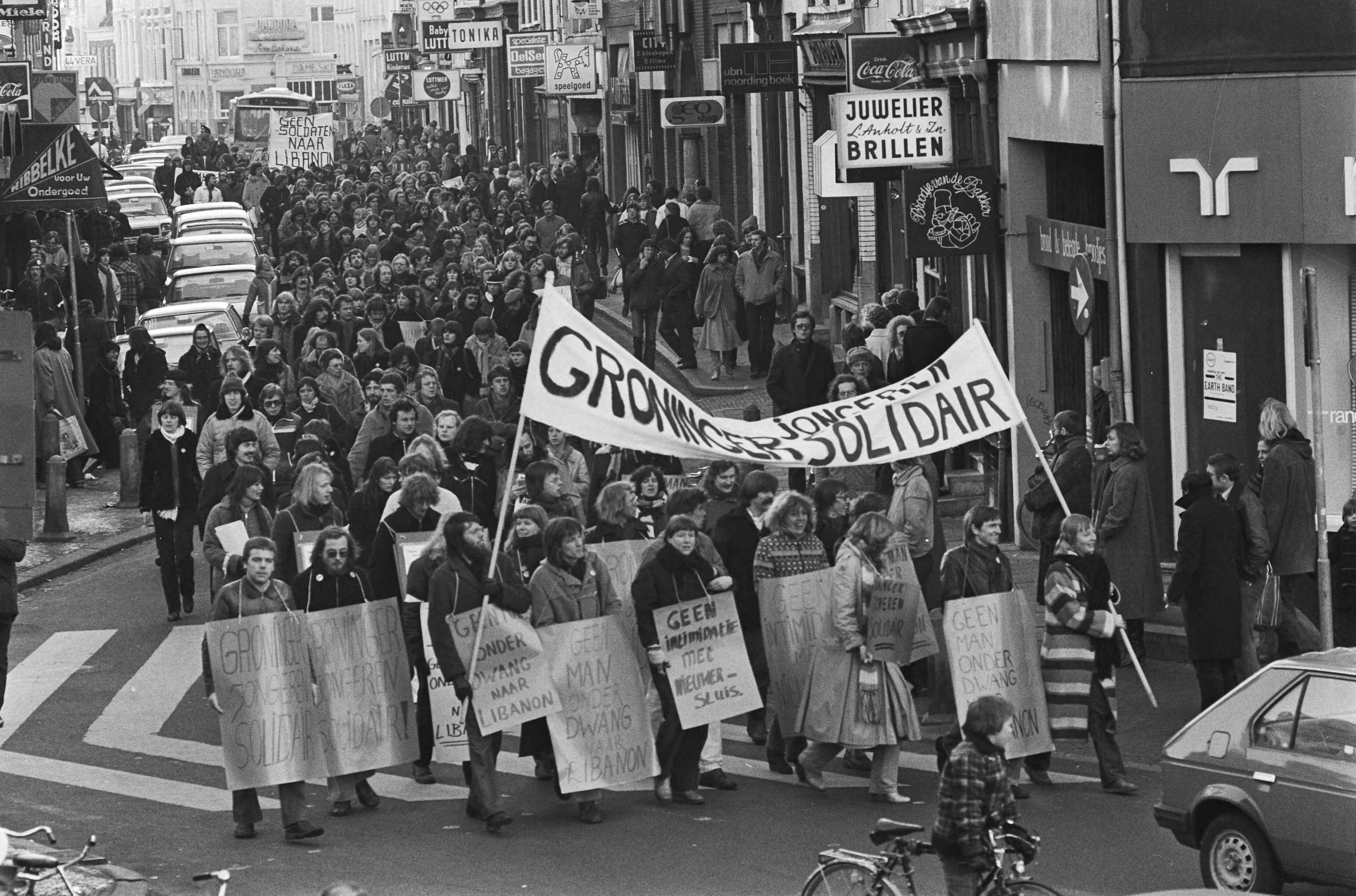 Fotocollectie Anefo — Groningen, demonstratie tegen gedwongen uitzending Nederlandse militairen naar Libanon in VN-verband — Foto: Dijk, Hans van / Anefo. Licentie: Set B: Rechtenvrij / Publiek Domein. Bron: Nationaal Archief. http://hdl.handle.net/10648/acc4246c-d0b4-102d-bcf8-003048976d84