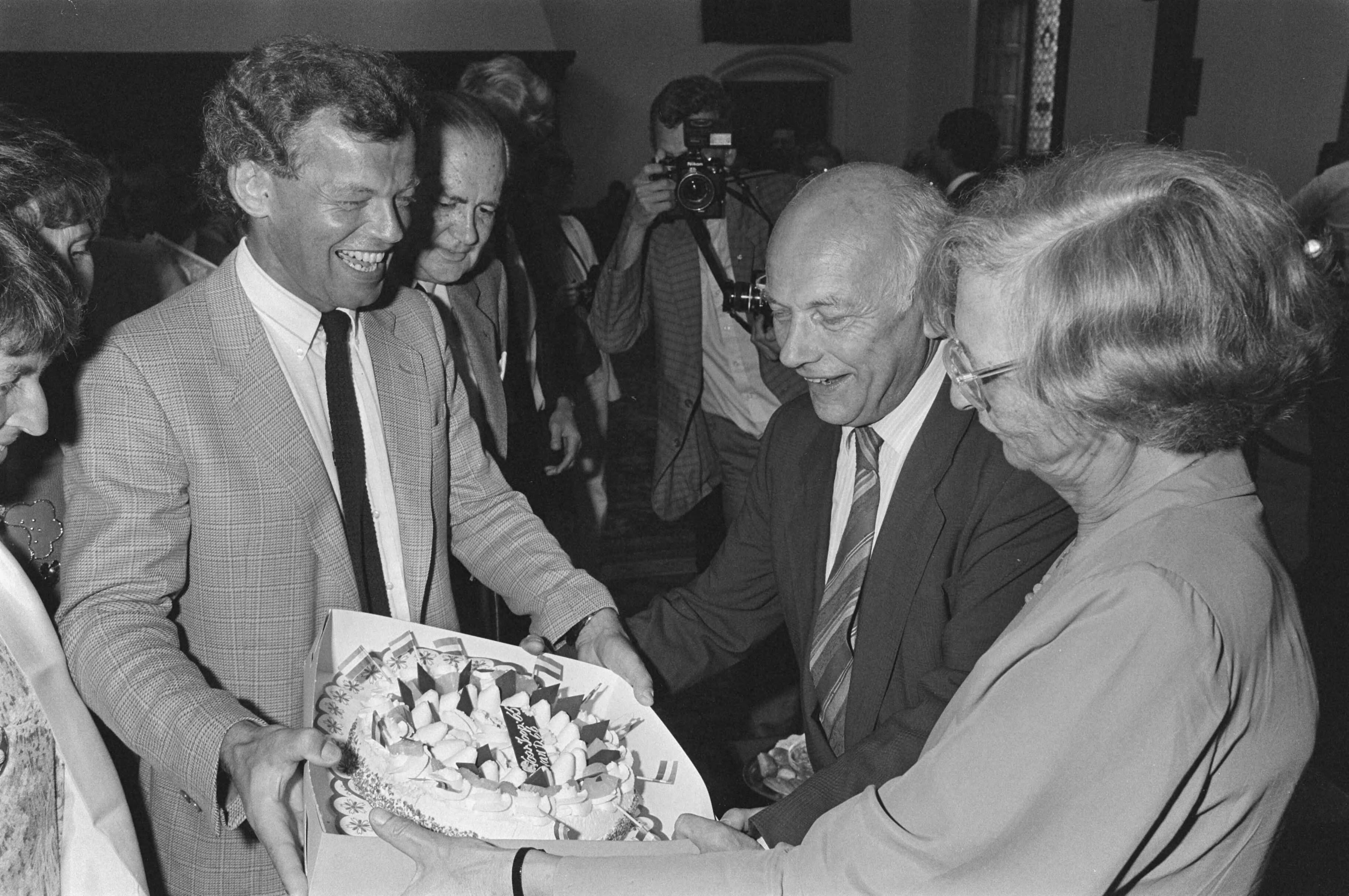 Fotocollectie Anefo — Receptie t.g.v. 65e verjaardag van J. den Uyl (oppositieleider) in Ridderzaal Den Haag ; Engwirda (l) met Den Uyl en vrouw — Foto: Croes, Rob C. / Anefo. Licentie: Set B: Rechtenvrij / Publiek Domein. Bron: Nationaal Archief. http://hdl.handle.net/10648/ad3c4d3e-d0b4-102d-bcf8-003048976d84