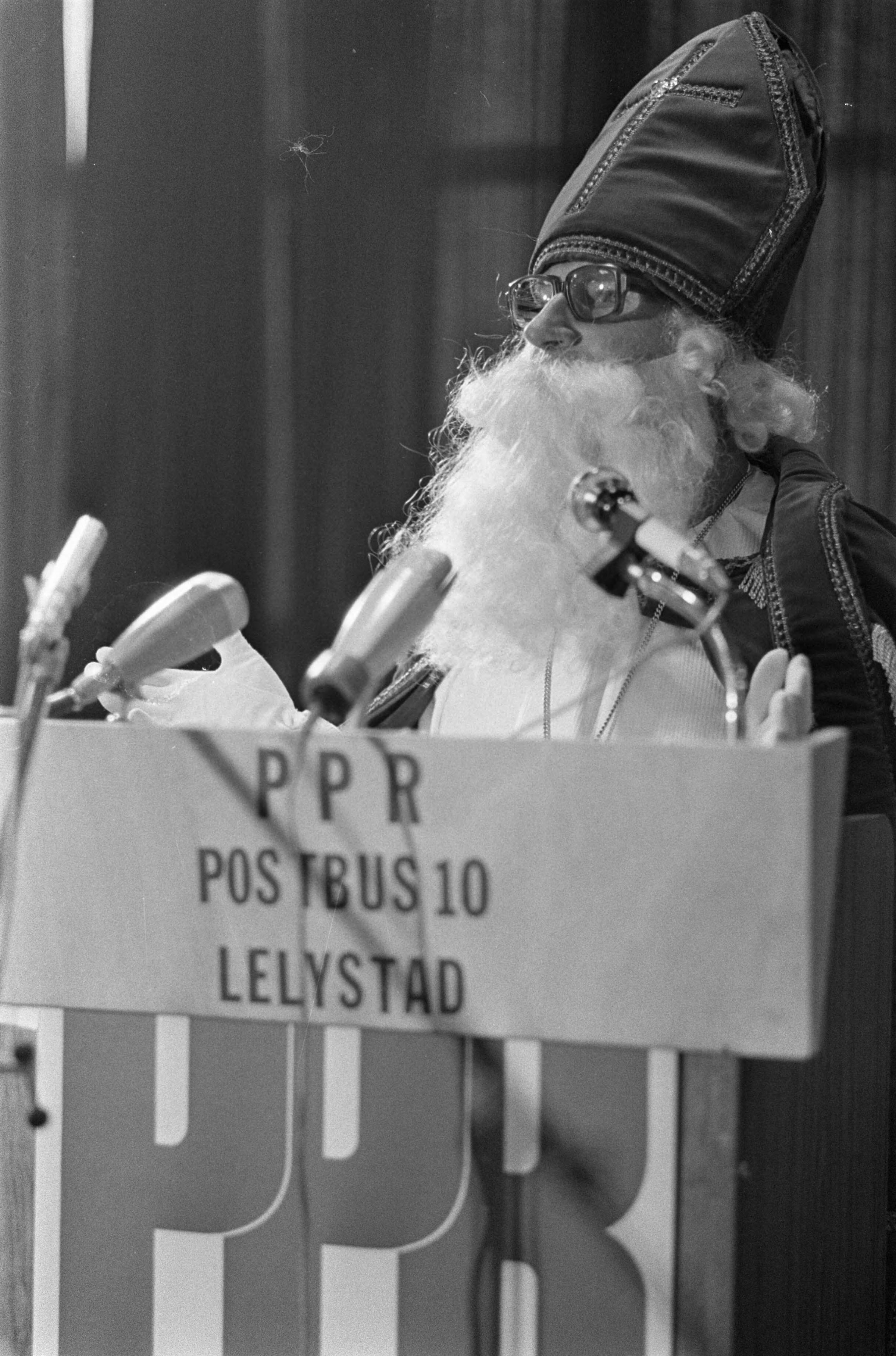 Fotocollectie Anefo — PPR-congres in Utrecht; minister Van Doorn als Sinterklaas (kop) — Foto: Suyk, Koen / Anefo. Licentie: Set B: Rechtenvrij / Publiek Domein. Bron: Nationaal Archief. http://hdl.handle.net/10648/ac8fd11c-d0b4-102d-bcf8-003048976d84