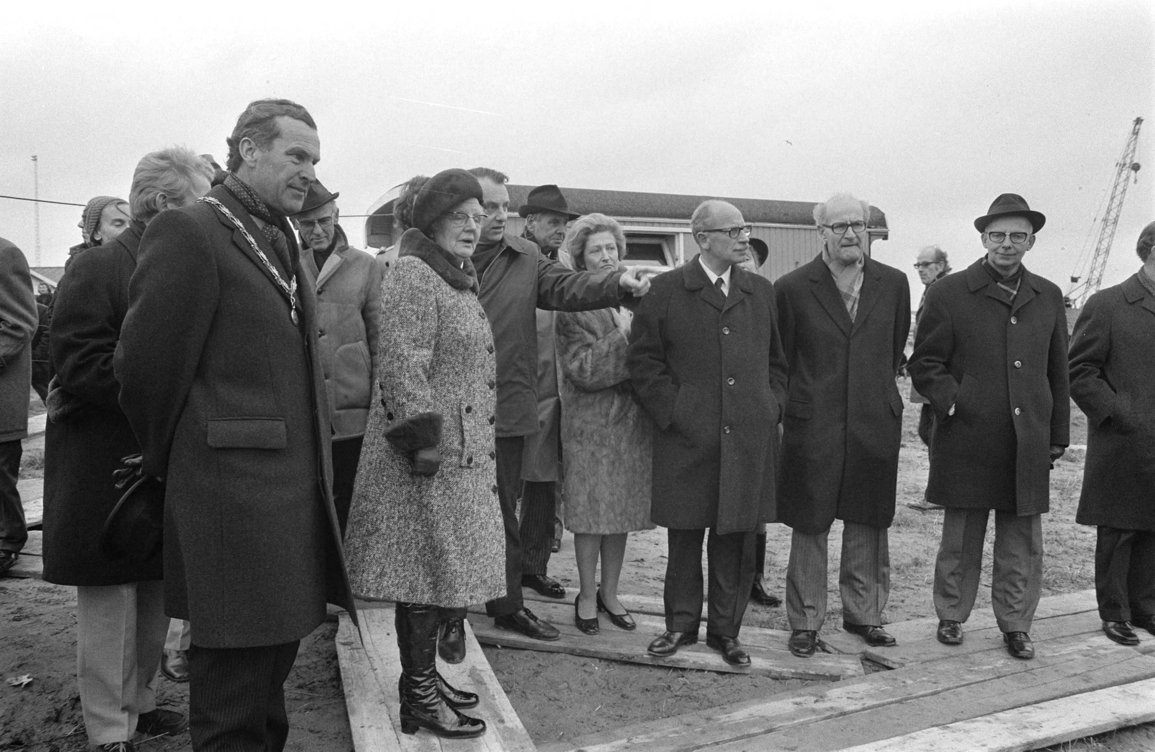 Koningin Juliana bekijkt in Zwammerdam de plaats waar een Romeins schip wordt opgegraven — De koningin met links van haar de burgemeester van Alphen aan den Rijn, R.M. Gallas bij de opgraving — Foto: Fotograaf Onbekend / Anefo. Licentie: Set B: Rechtenvrij / Publiek Domein. Bron: Nationaal Archief. http://hdl.handle.net/10648/ac41dca0-d0b4-102d-bcf8-003048976d84