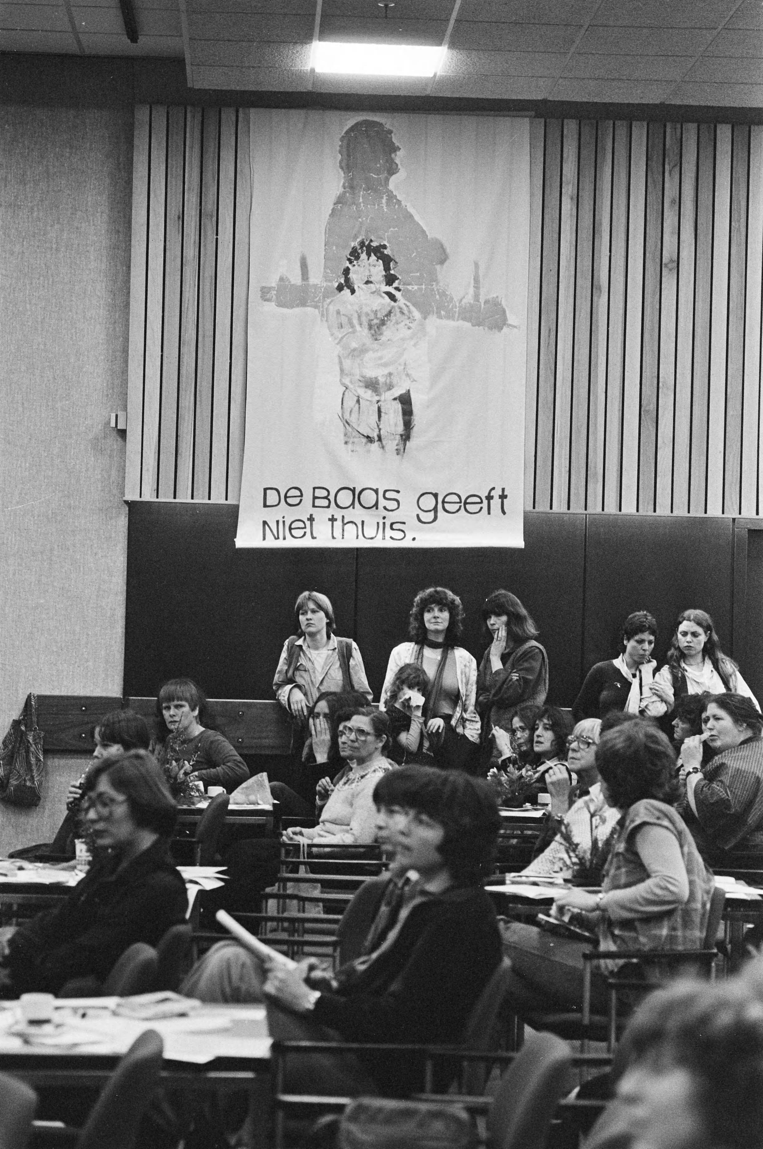 Fotocollectie Anefo — Bijeenkomst Rooie Vrouwen in Utrecht i.v.m. de Wet op d Seksediscriminatie; zaaloverzicht — Foto: Suyk, Koen / Anefo. Licentie: Set B: Rechtenvrij / Publiek Domein. Bron: Nationaal Archief. http://hdl.handle.net/10648/acdbb938-d0b4-102d-bcf8-003048976d84
