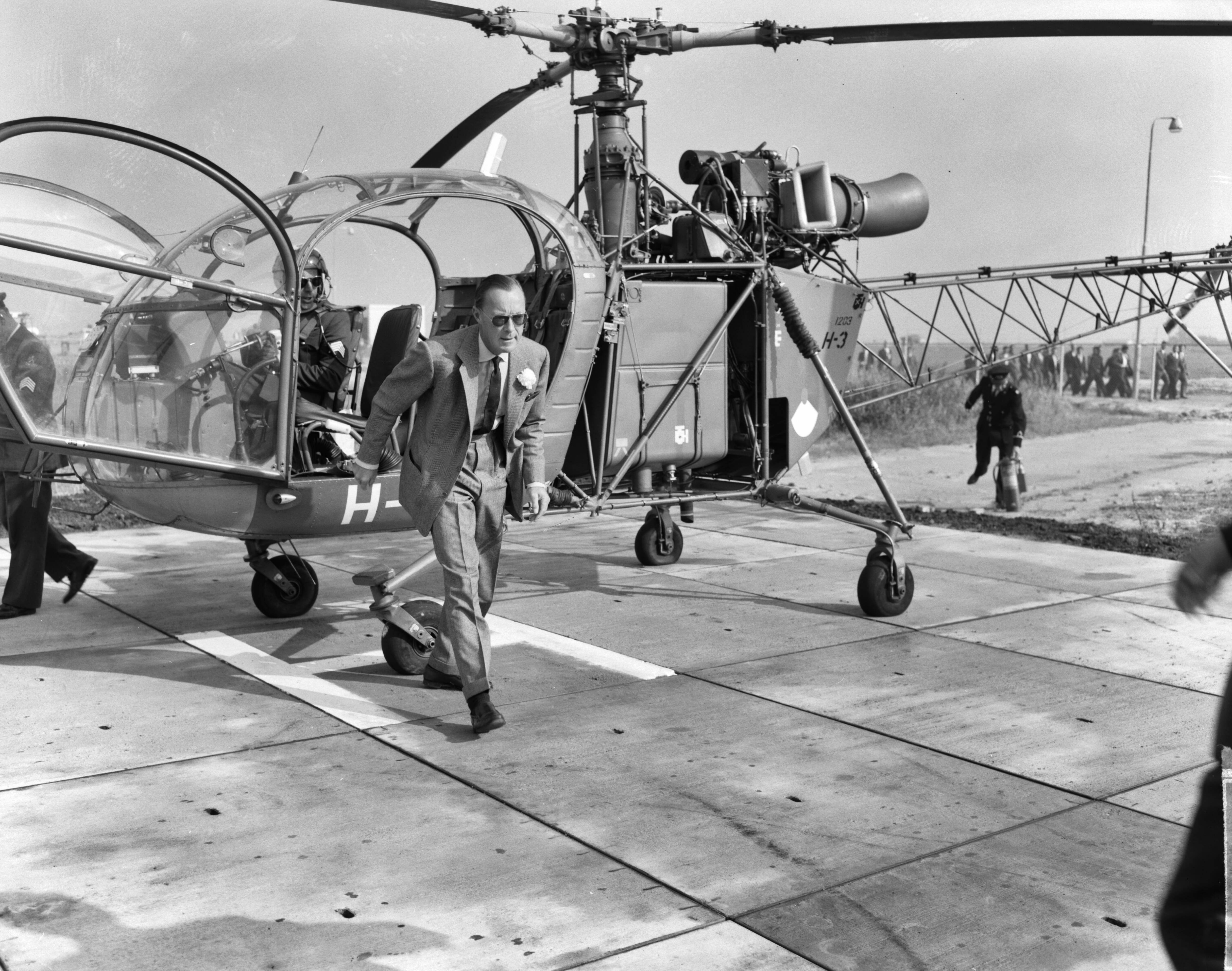 Fotocollectie Anefo — Prins Bernhard opende te Zaandam nieuwe fabriek "Indeco Coignet NV" , de prins arriveerde per helikopter — Foto: Bilsen, Joop van / Anefo. Licentie: Set B: Rechtenvrij / Publiek Domein. Bron: Nationaal Archief. http://hdl.handle.net/10648/aa7b4d84-d0b4-102d-bcf8-003048976d84
