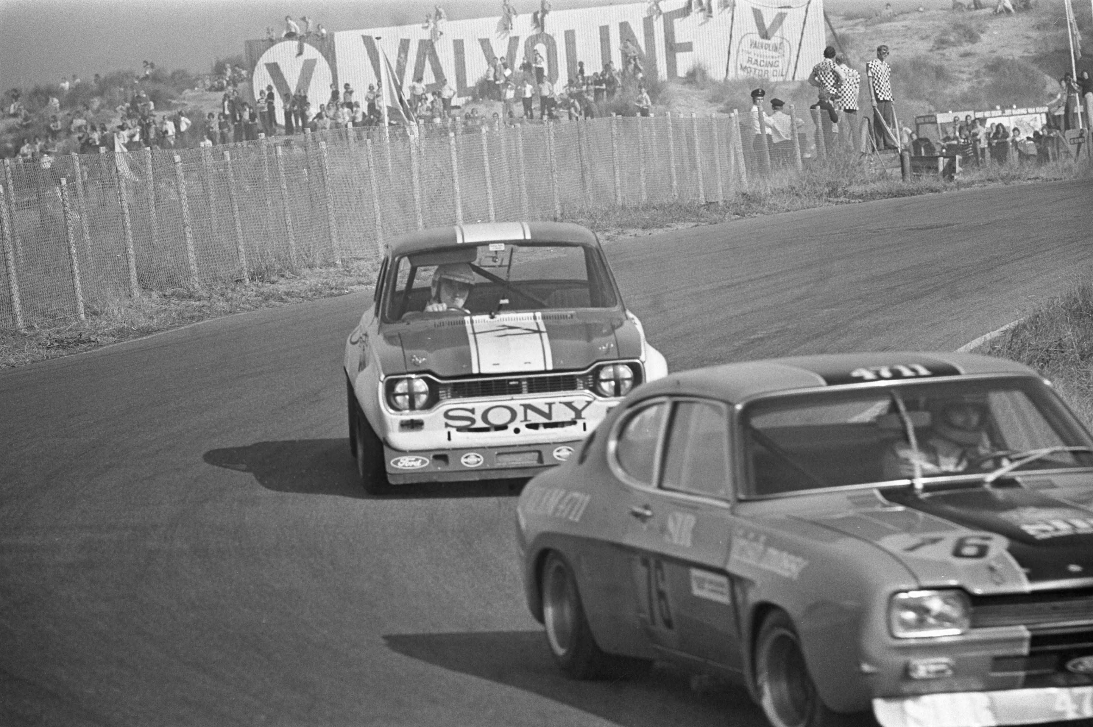 Fotocollectie Anefo — Slotraces op Zandvoort (auto), tourwagen alle klassen — Foto: Croes, Rob C. / Anefo. Licentie: Set B: Rechtenvrij / Publiek Domein. Bron: Nationaal Archief. http://hdl.handle.net/10648/abf8b03e-d0b4-102d-bcf8-003048976d84
