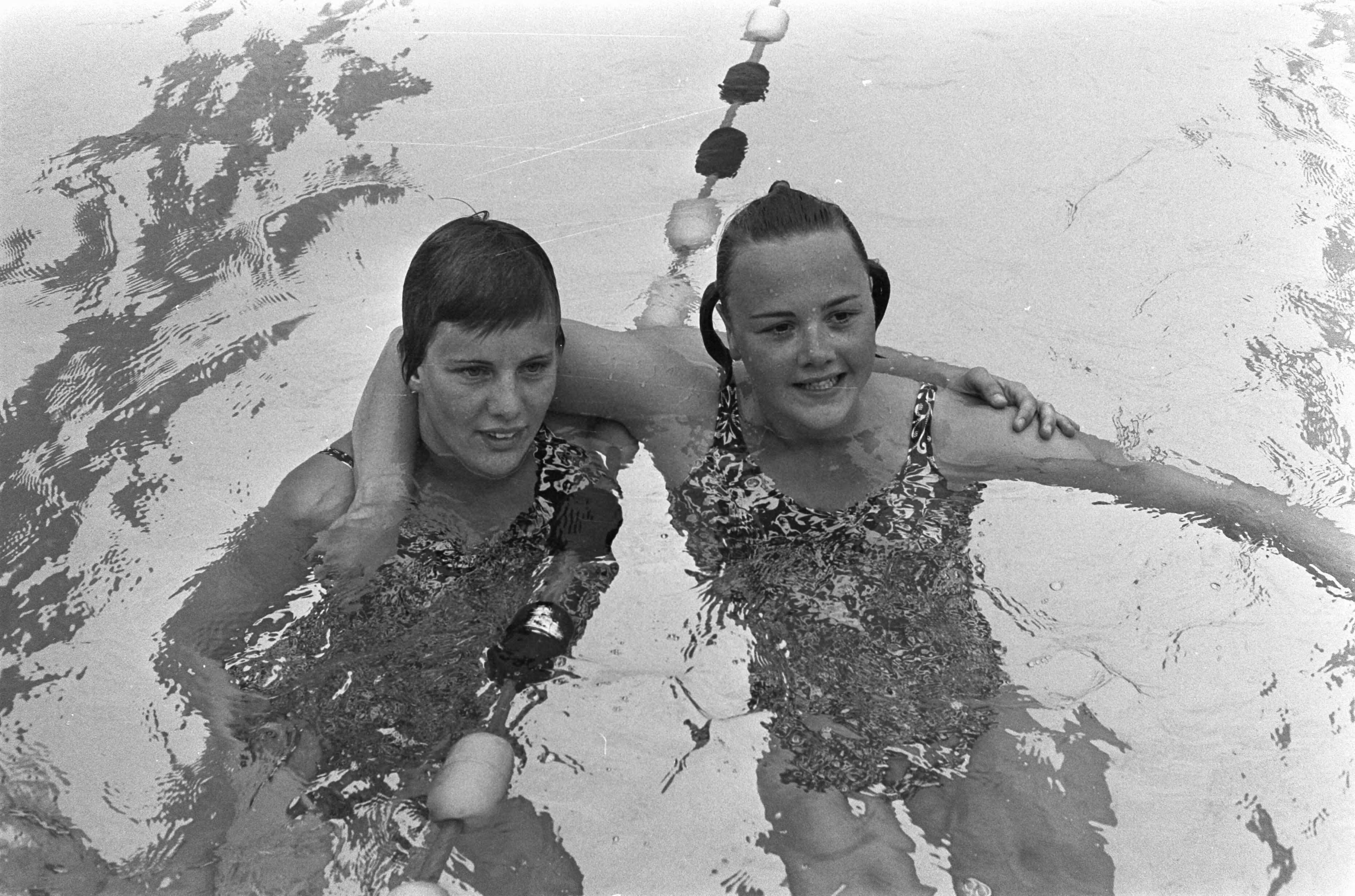 Fotocollectie Anefo — Nationale zwemkampioenschappen in Leeuwarden (vervolg van 237009); 6 Bob Schoutsen , 7 Gerda Lassoo (links) en Henny Penterman — Foto: Verhoeff, Bert / Anefo. Licentie: Set B: Rechtenvrij / Publiek Domein. Bron: Nationaal Archief. http://hdl.handle.net/10648/ab9de37a-d0b4-102d-bcf8-003048976d84