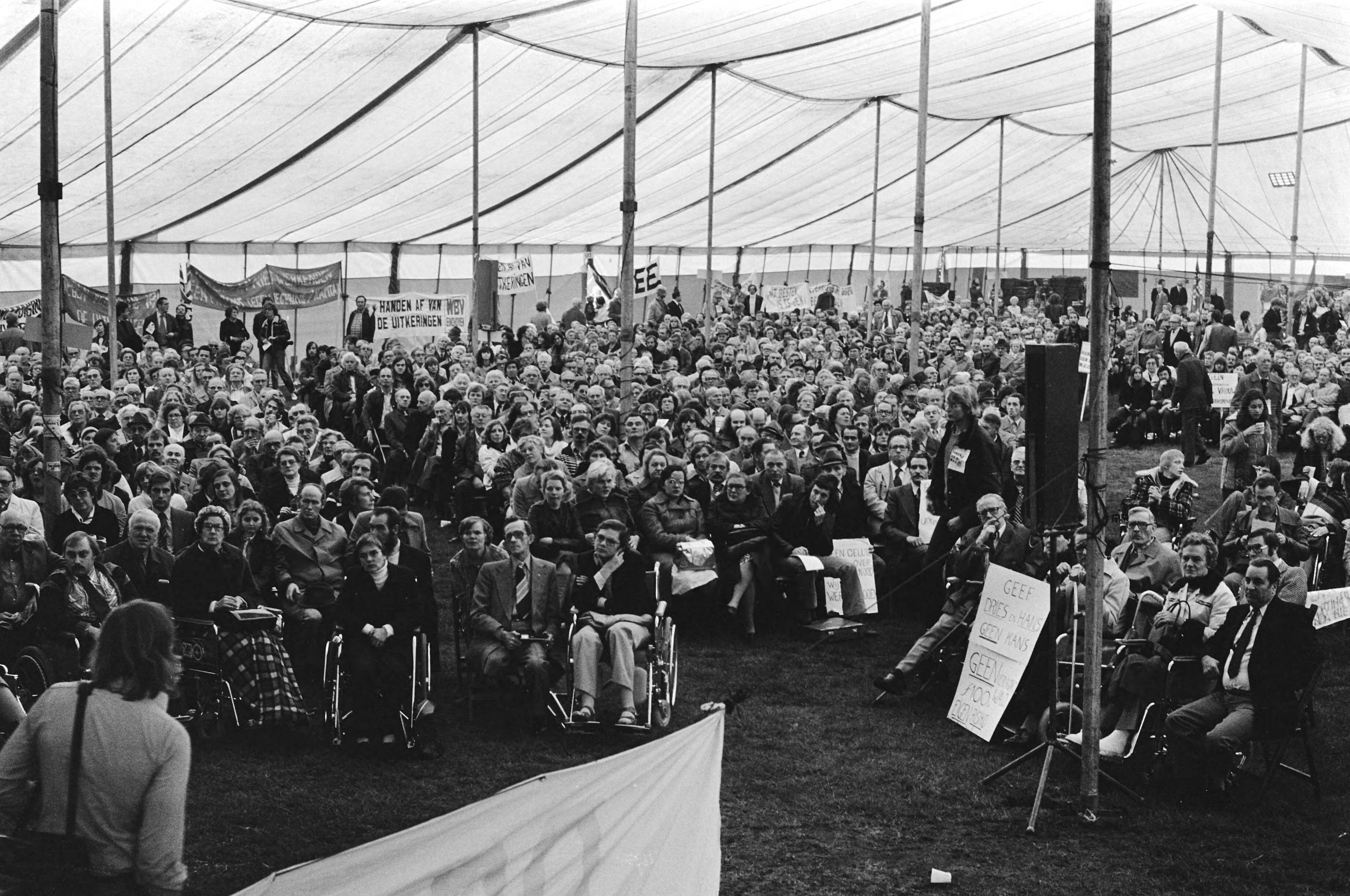Fotocollectie Anefo — Den Haag , demonstratie mensen met sociale uitkeringen tegen bezuinigingen Bestek81 — Foto: Croes, Rob C. / Anefo. Licentie: Set B: Rechtenvrij / Publiek Domein. Bron: Nationaal Archief. http://hdl.handle.net/10648/acbce3c8-d0b4-102d-bcf8-003048976d84