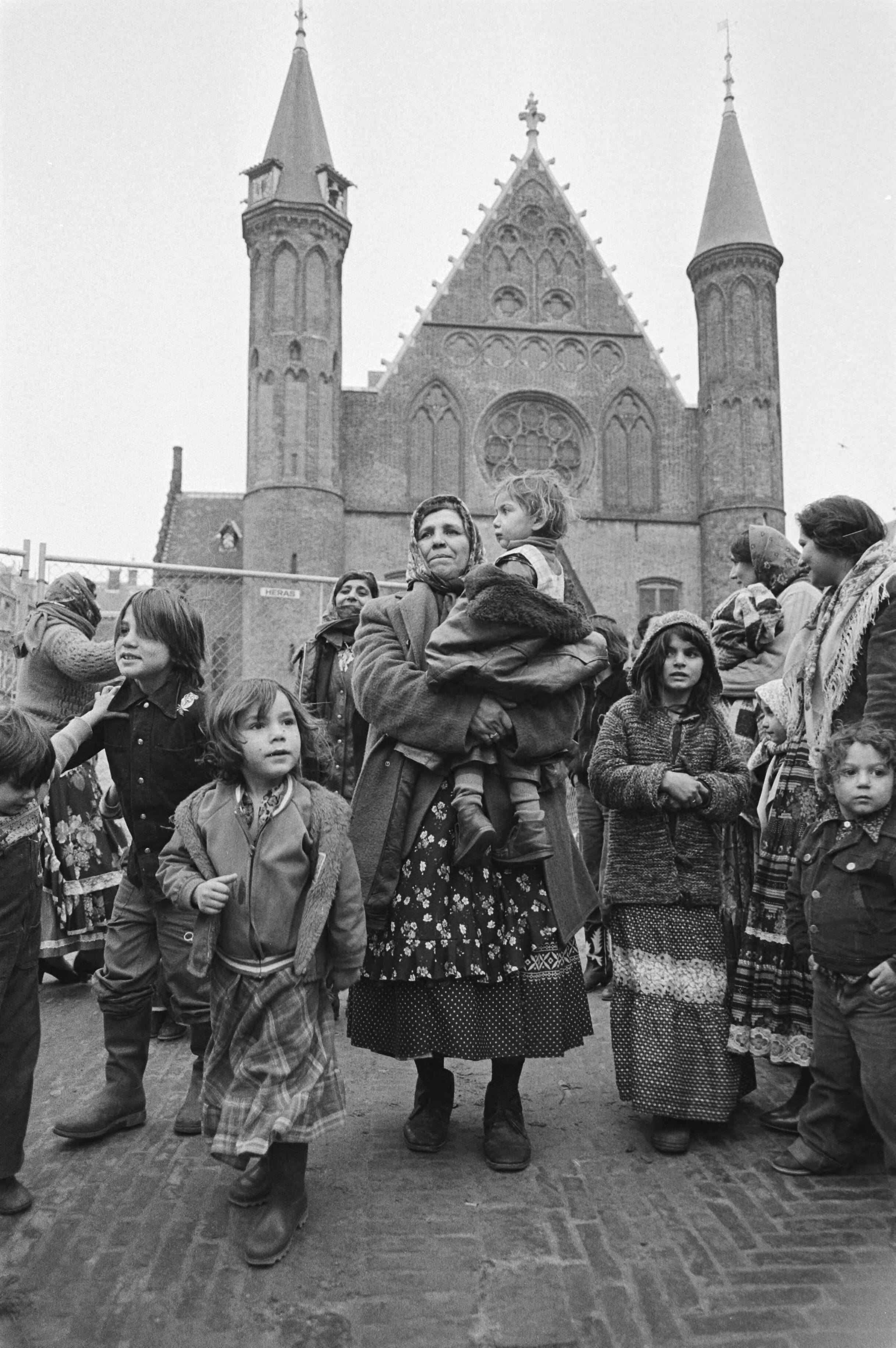 Fotocollectie Anefo — Protest van zigeuners met hun caravans op het Binnenhof i Den Haag tegen het politie-optreden op het zigeunerkamp — Foto: Antonisse, Marcel / Anefo. Licentie: Set B: Rechtenvrij / Publiek Domein. Bron: Nationaal Archief. http://hdl.handle.net/10648/acf0852a-d0b4-102d-bcf8-003048976d84