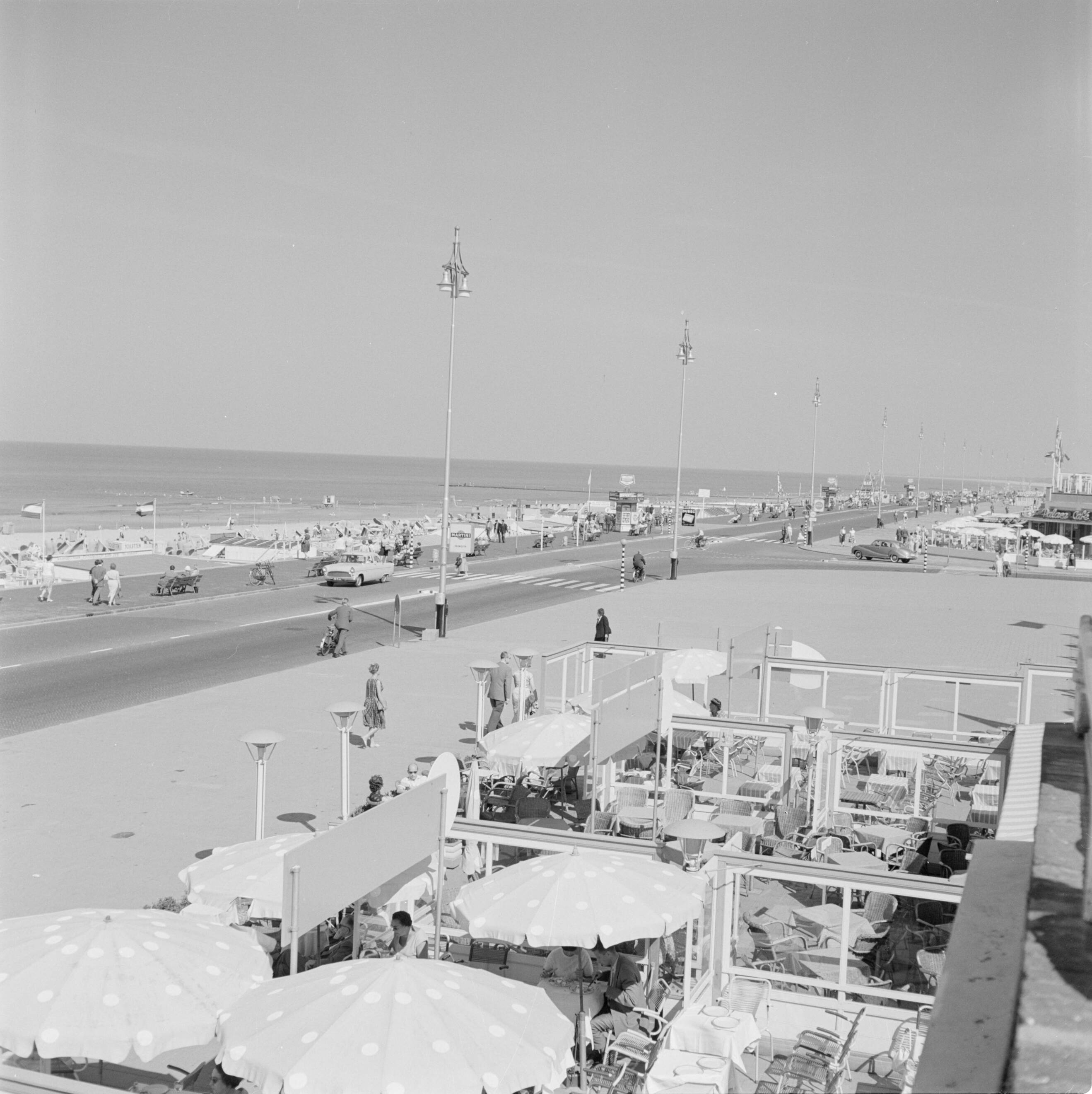 Scheveningen. — Gezicht op de boulevard van Scheveningen — Foto: Poll, Willem van de. Licentie: Set B: Rechtenvrij / Publiek Domein. Bron: Nationaal Archief. http://hdl.handle.net/10648/aeceec56-d0b4-102d-bcf8-003048976d84