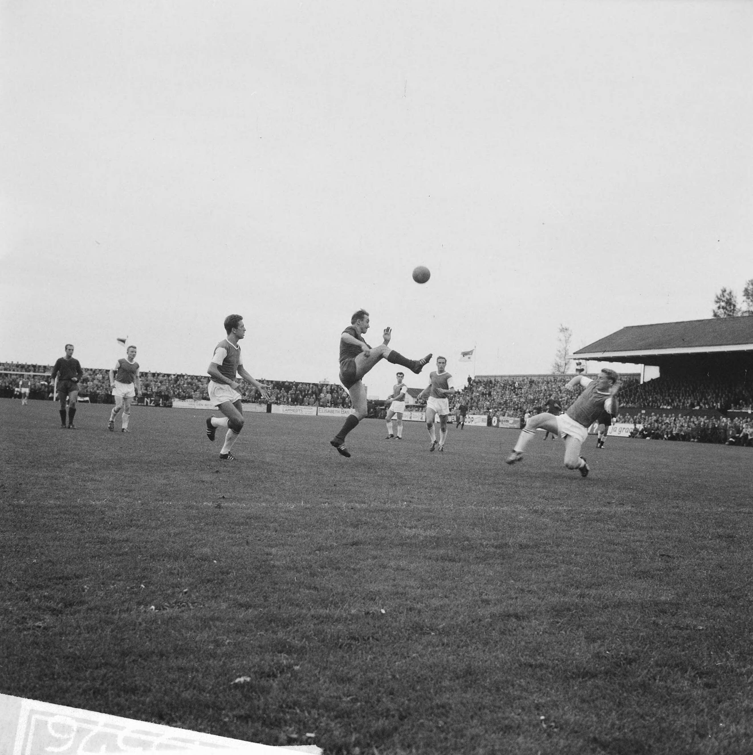 Fotocollectie Anefo — Voetbal. RHC tegen Haarlem 1-1. Spelmoment, Henk Angenent (Haarlem), rechts Jan Honout — Foto: Koch, Eric / Anefo. Licentie: Set B: Rechtenvrij / Publiek Domein. Bron: Nationaal Archief. http://hdl.handle.net/10648/aa197640-d0b4-102d-bcf8-003048976d84