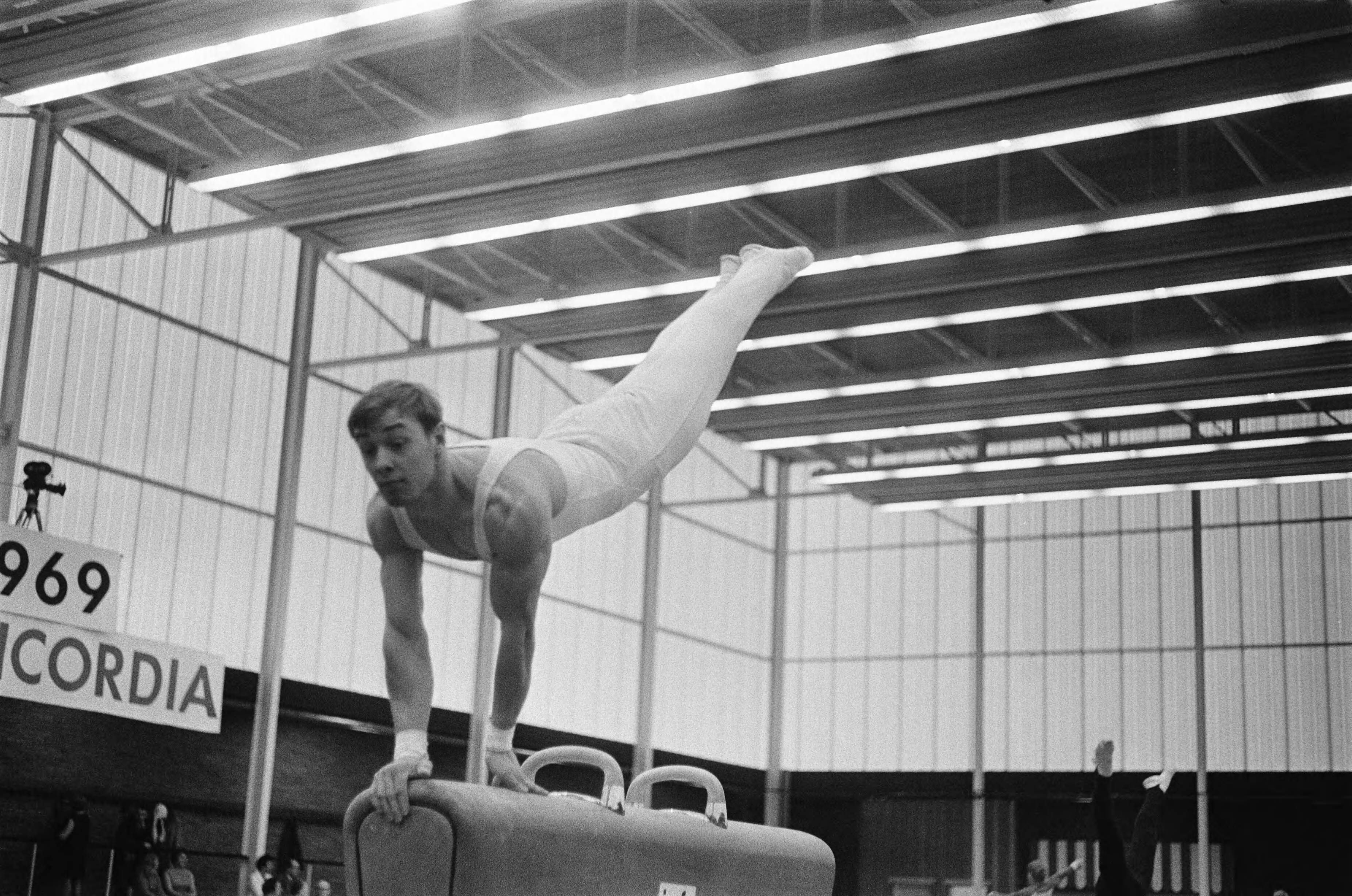 Fotocollectie Anefo — Nederland tegen Denemarken turnen te Zaandam. Cor Smulders op paard aktie — Foto: Koch, Eric / Anefo. Licentie: Set B: Rechtenvrij / Publiek Domein. Bron: Nationaal Archief. http://hdl.handle.net/10648/ab81bed4-d0b4-102d-bcf8-003048976d84