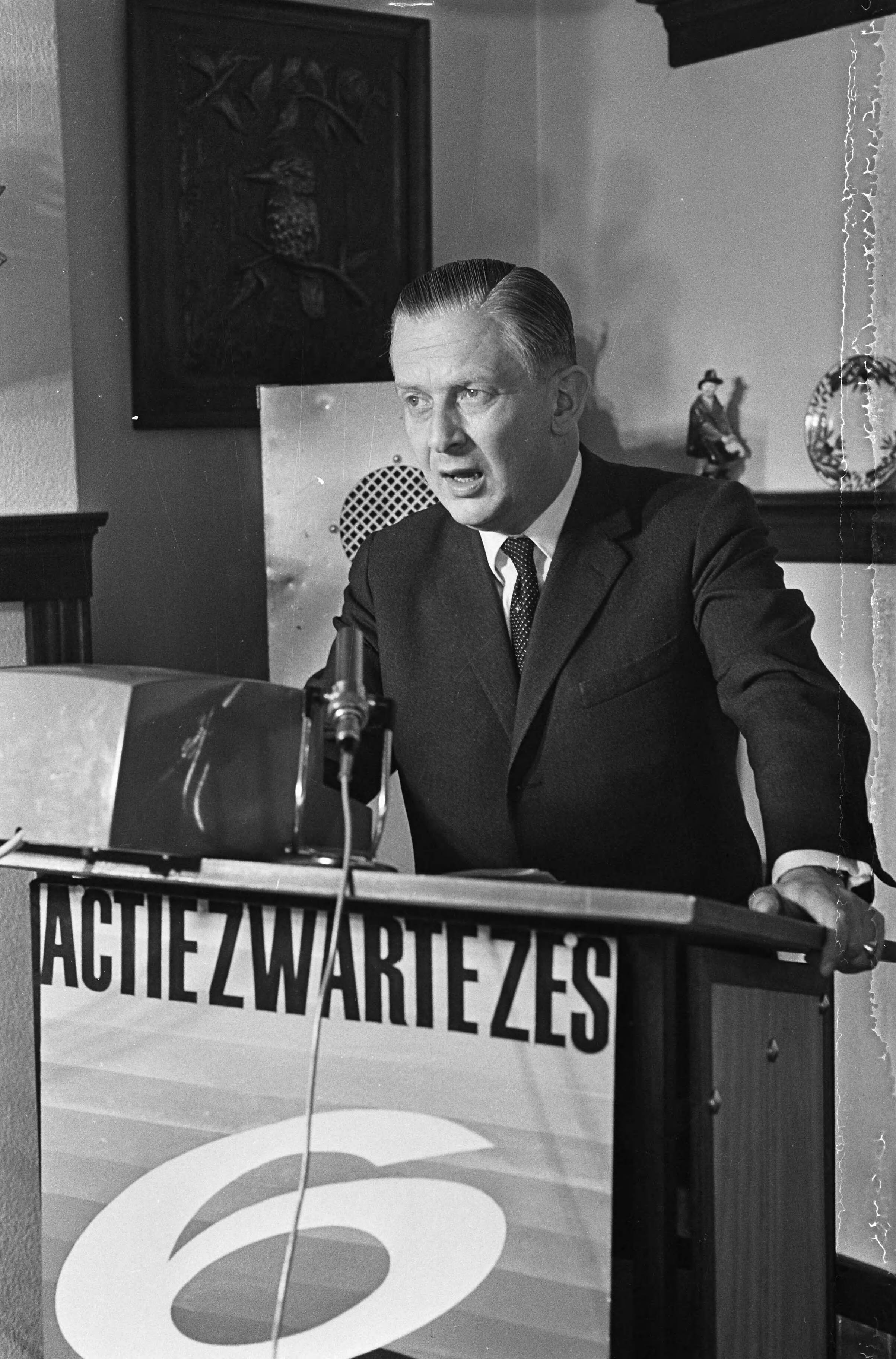 Fotocollectie Anefo — Startsein actie Zwarte Zes van het Verbond voor Veilig Verkeer , gegeven door minister Y. Scholten te Rijswijk — Foto: Pot, Harry / Anefo. Licentie: Set B: Rechtenvrij / Publiek Domein. Bron: Nationaal Archief. http://hdl.handle.net/10648/aa69309a-d0b4-102d-bcf8-003048976d84