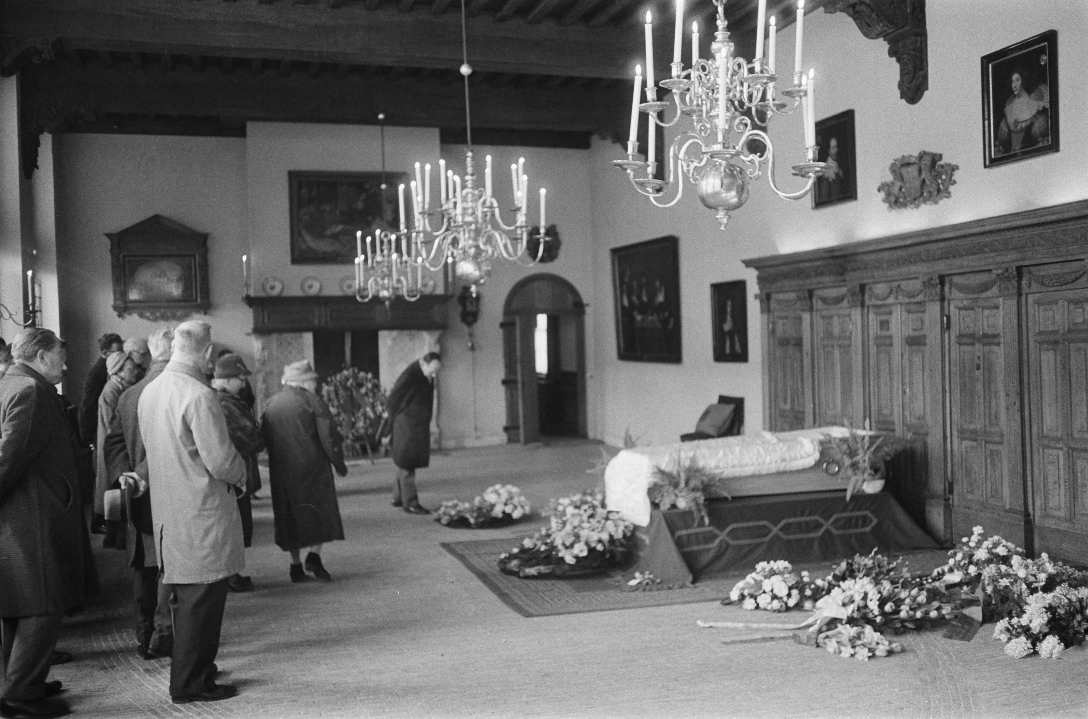 Fotocollectie Anefo — Kunstschilder H.F. Boot opgebaard in Renaissancezaal van het Frans Hals museum te Haarlem — Foto: Pot, Harry / Anefo. Licentie: Set B: Rechtenvrij / Publiek Domein. Bron: Nationaal Archief. http://hdl.handle.net/10648/aa2cded8-d0b4-102d-bcf8-003048976d84
