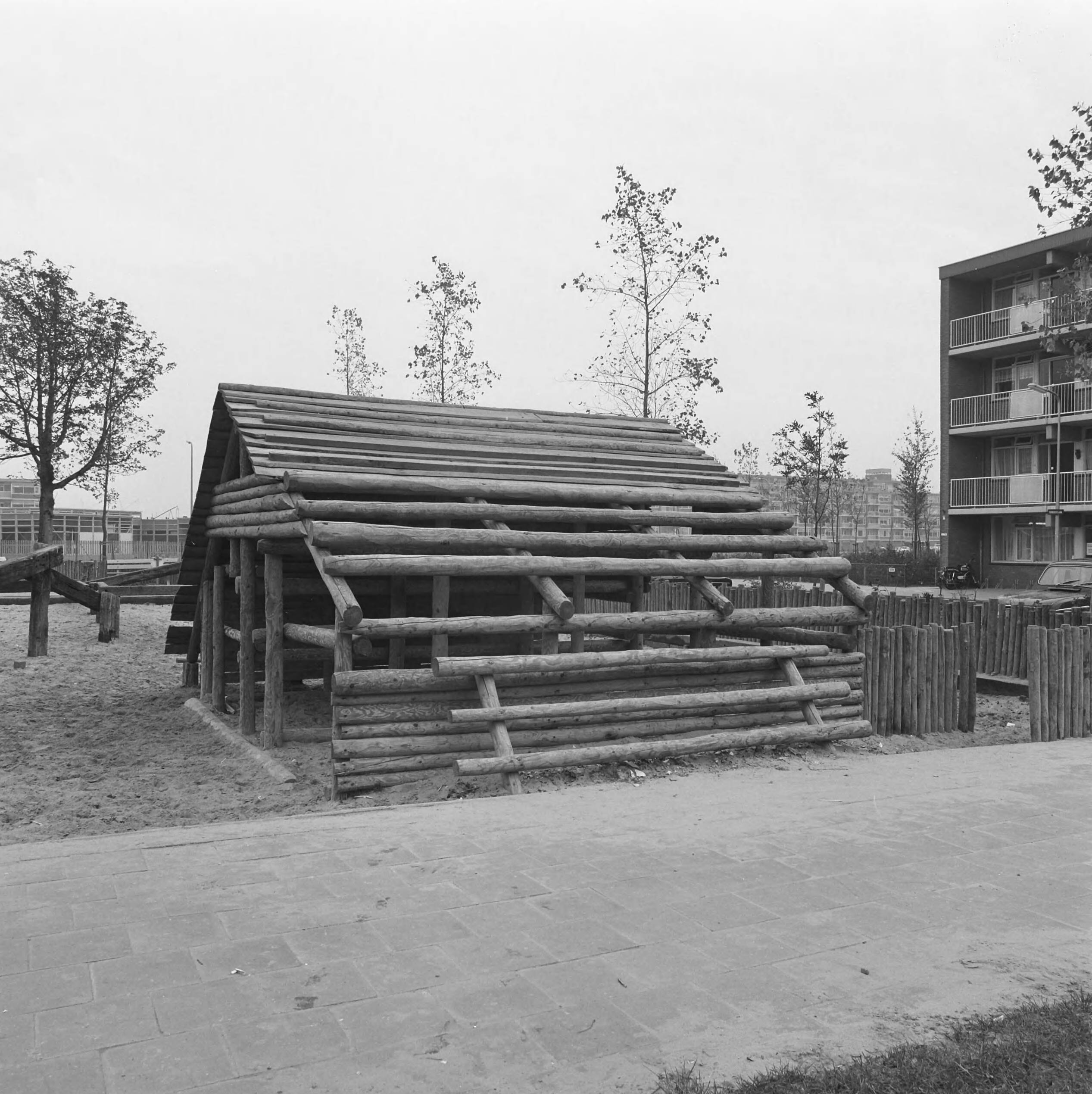 Fotocollectie Nederlandse Heidemaatschappij — Zoetermeer. Speelwerktuigen rond flats — Foto: Fotograaf Onbekend / Heidemij. Licentie: Set B: Rechtenvrij / Publiek Domein. Bron: Nationaal Archief. http://hdl.handle.net/10648/ae835070-d0b4-102d-bcf8-003048976d84
