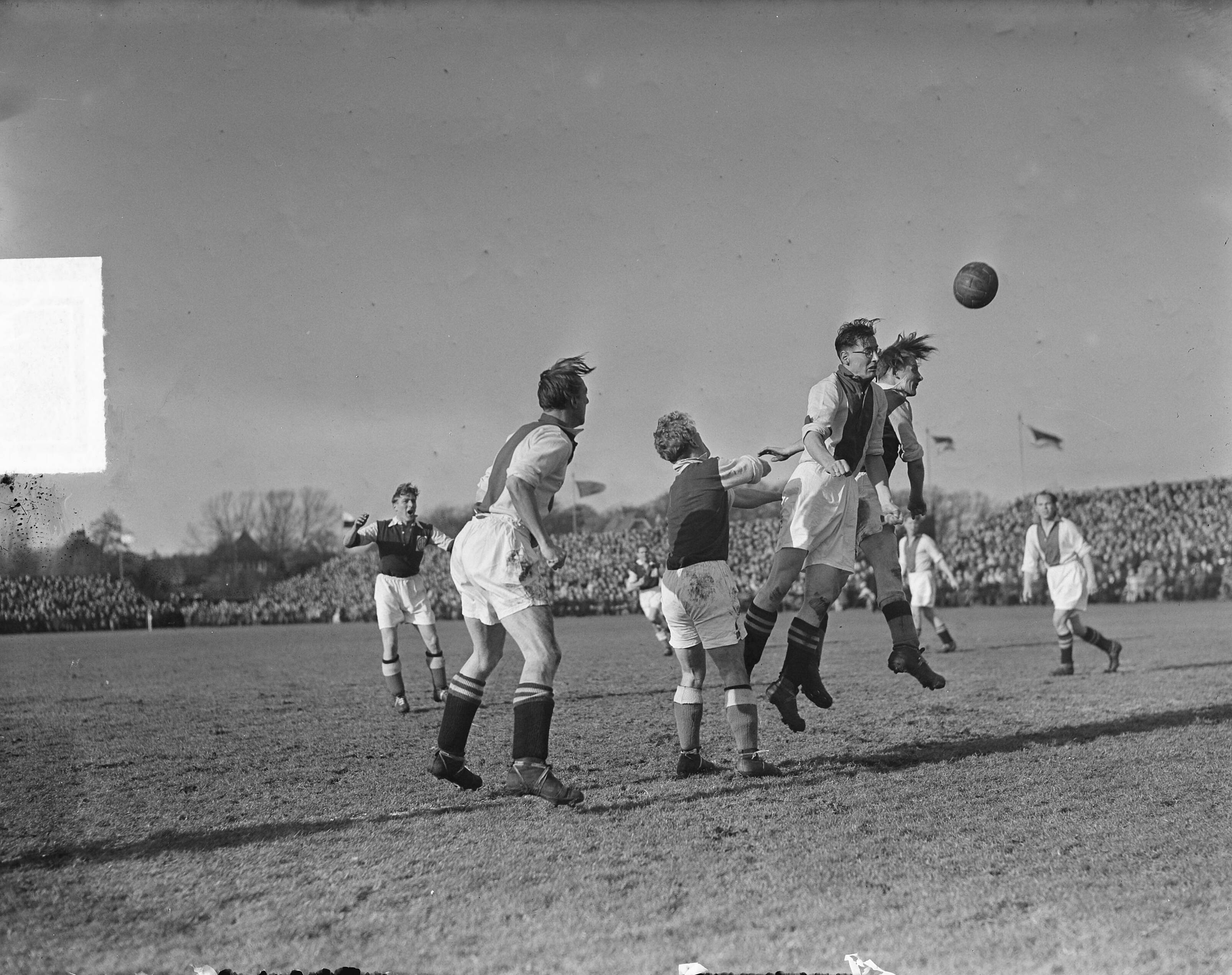 Fotocollectie Anefo — Voetbal. RCH tegen Ajax 2-4. Spelmoment — Foto: Noske, J.D. / Anefo. Licentie: Set B: Rechtenvrij / Publiek Domein. Bron: Nationaal Archief. http://hdl.handle.net/10648/a8d48afe-d0b4-102d-bcf8-003048976d84