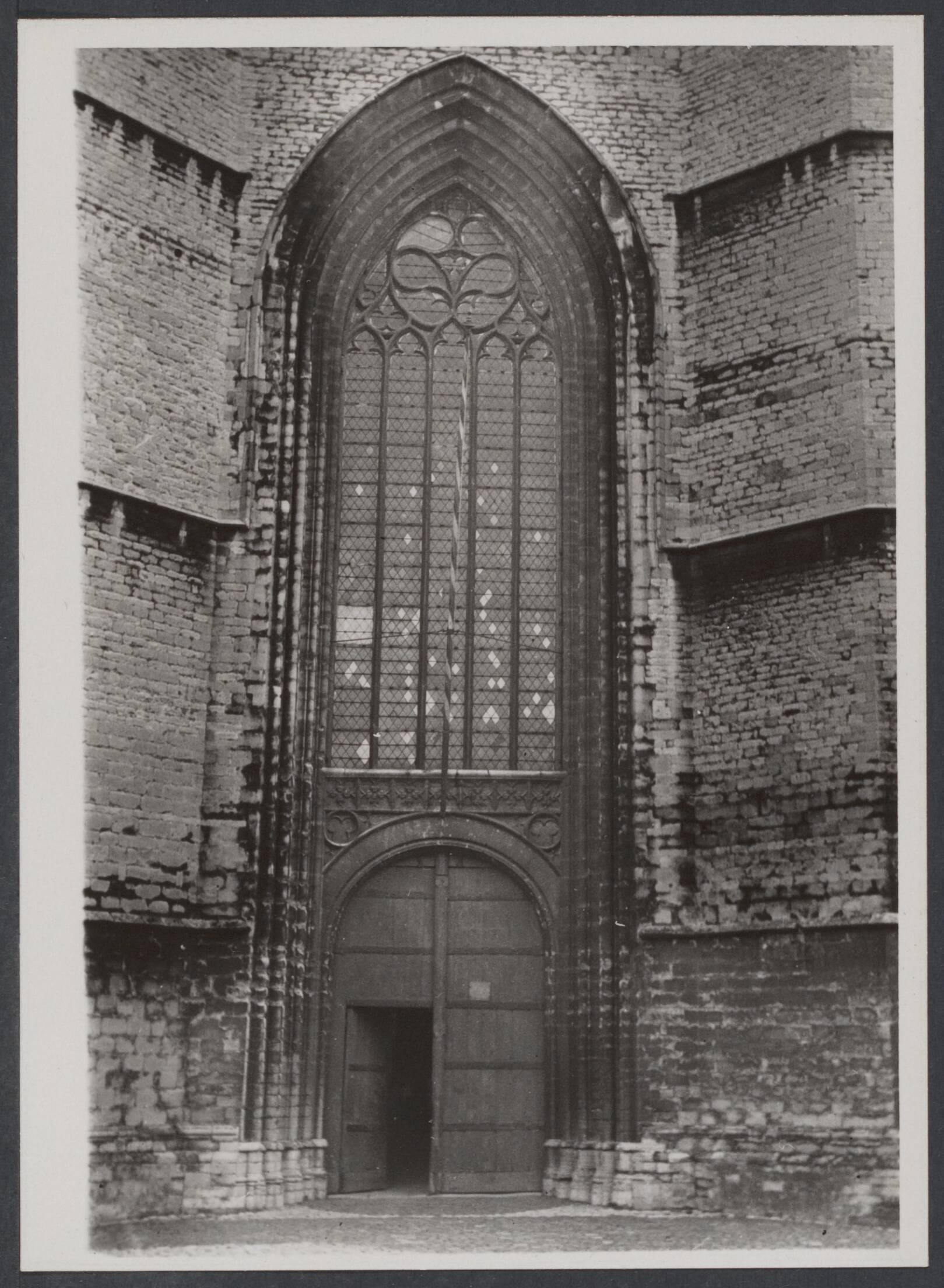 Mechelen — Mechelen. Toren O.L.Vrouwekerk-over-de-Dijle: portaal met venster — Foto: Onbekend / Publiek Domein of Rechtenvrij. Licentie: Set B: Rechtenvrij / Publiek Domein. Bron: Nationaal Archief. http://hdl.handle.net/10648/6ba5cf57-c9f8-5a28-9bab-0ed77c95dc97
