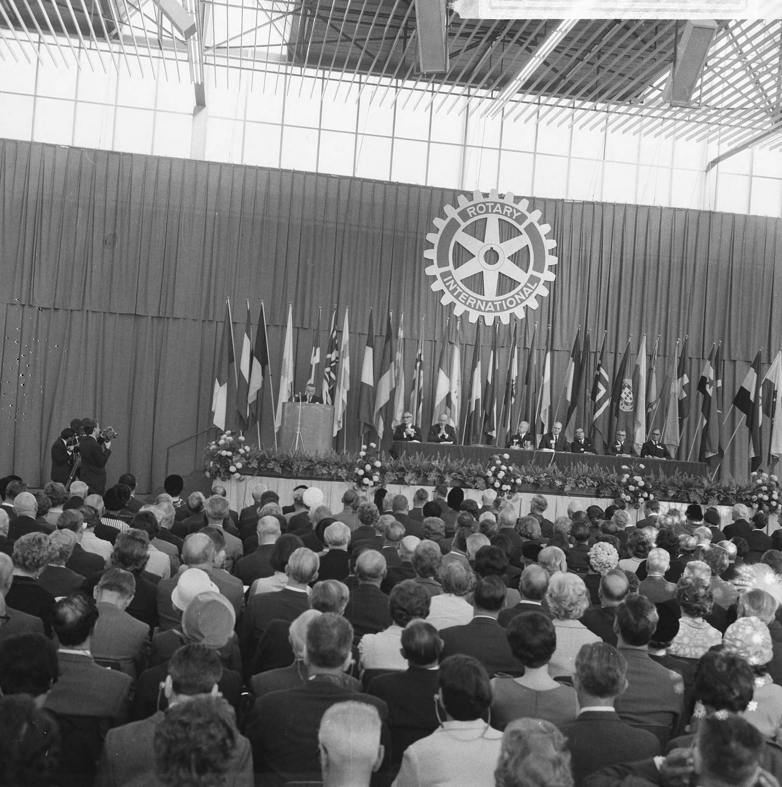 Prinses Beatrix en Claus von Amsberg bij Rotary International-Conferentie 1965 in de RAI te Amsterdam — Toespraak tijdens de conferentie — Foto: Nijs, Jac. de / Anefo. Licentie: Set B: Rechtenvrij / Publiek Domein. Bron: Nationaal Archief. http://hdl.handle.net/10648/aac47b44-d0b4-102d-bcf8-003048976d84