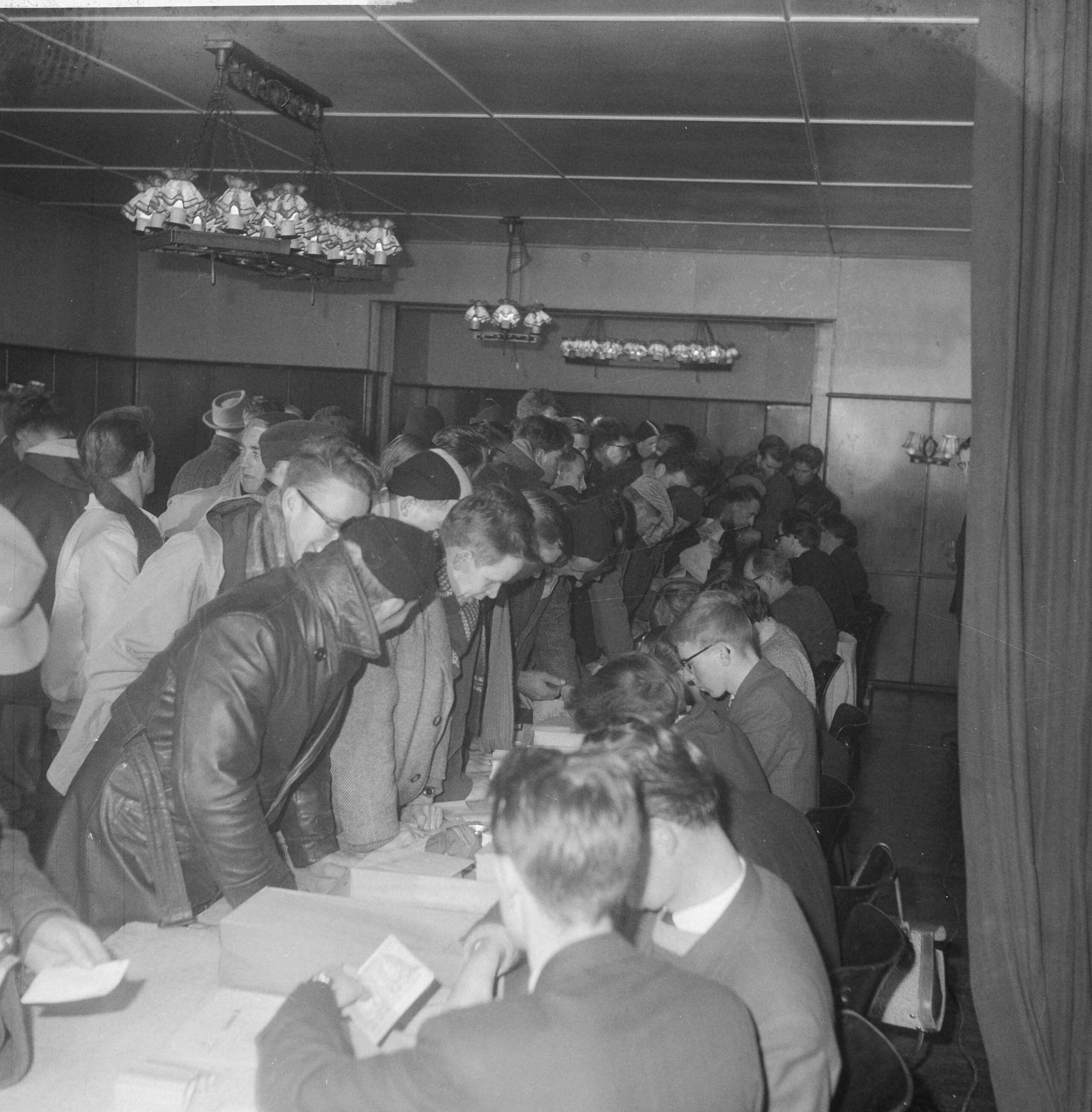 Fotocollectie Anefo — Aanmelden in Hotel De Groene Weide te Leeuwarden voor de Elfstedentocht. De aanmeldingstafel — Foto: Pot, Harry / Anefo. Licentie: Set B: Rechtenvrij / Publiek Domein. Bron: Nationaal Archief. http://hdl.handle.net/10648/a9f2759a-d0b4-102d-bcf8-003048976d84