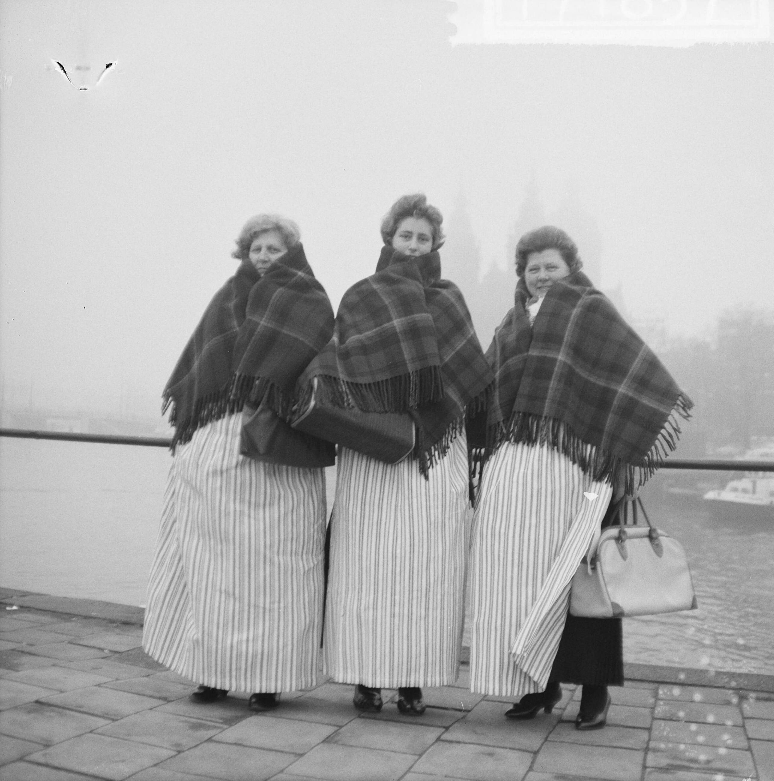 Fotocollectie Anefo — Volendammer dames met wollen omslagdoek — Foto: Nijs, Jac. de / Anefo. Licentie: Set B: Rechtenvrij / Publiek Domein. Bron: Nationaal Archief. http://hdl.handle.net/10648/aa8525ca-d0b4-102d-bcf8-003048976d84