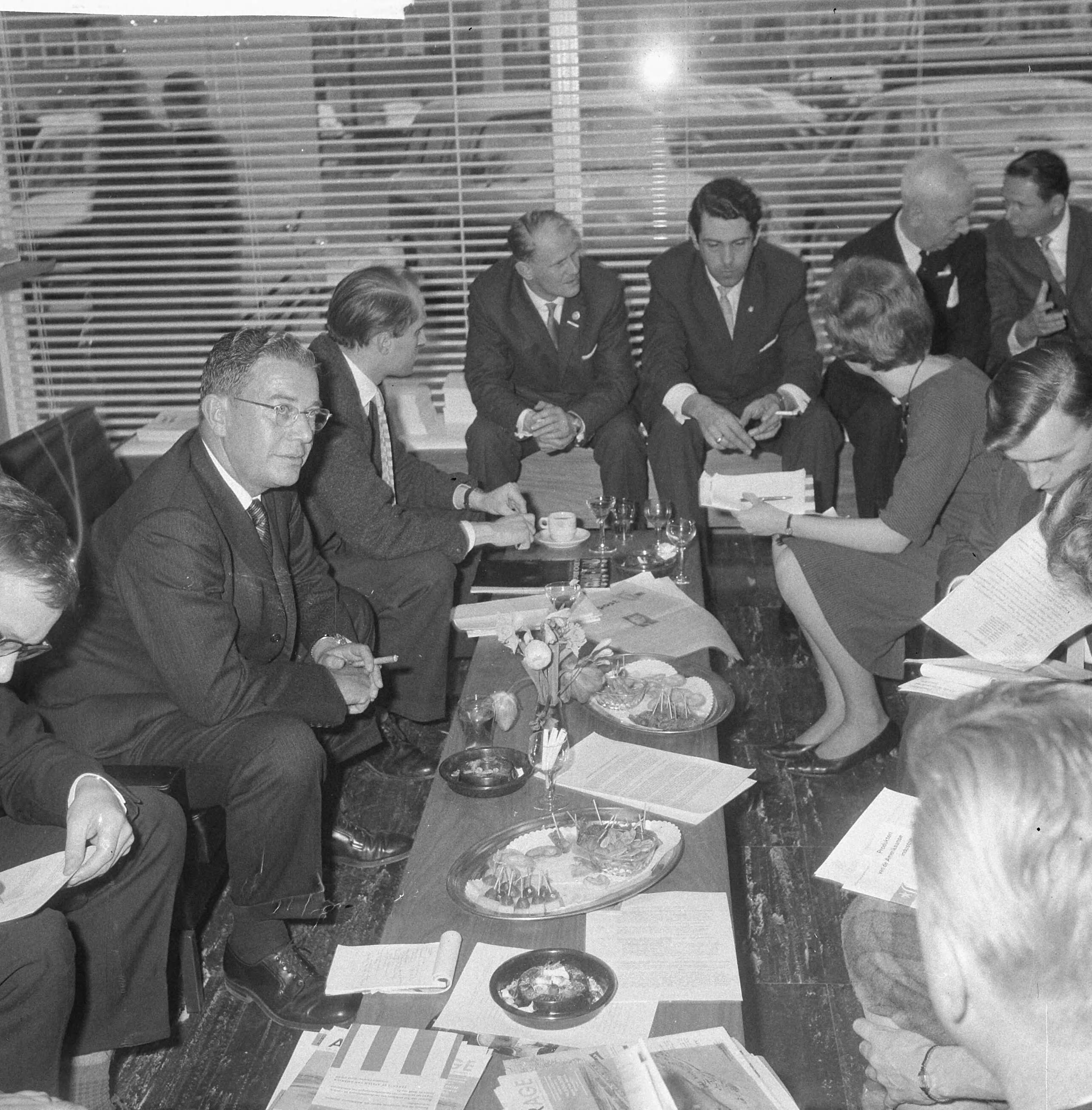 Fotocollectie Anefo — Gouverneur van Georgia, S.E. Vandiver, bezoekt ons land. Tijdens persconferentie — Foto: Nijs, Jac. de / Anefo. Licentie: Set B: Rechtenvrij / Publiek Domein. Bron: Nationaal Archief. http://hdl.handle.net/10648/a9fcfb50-d0b4-102d-bcf8-003048976d84