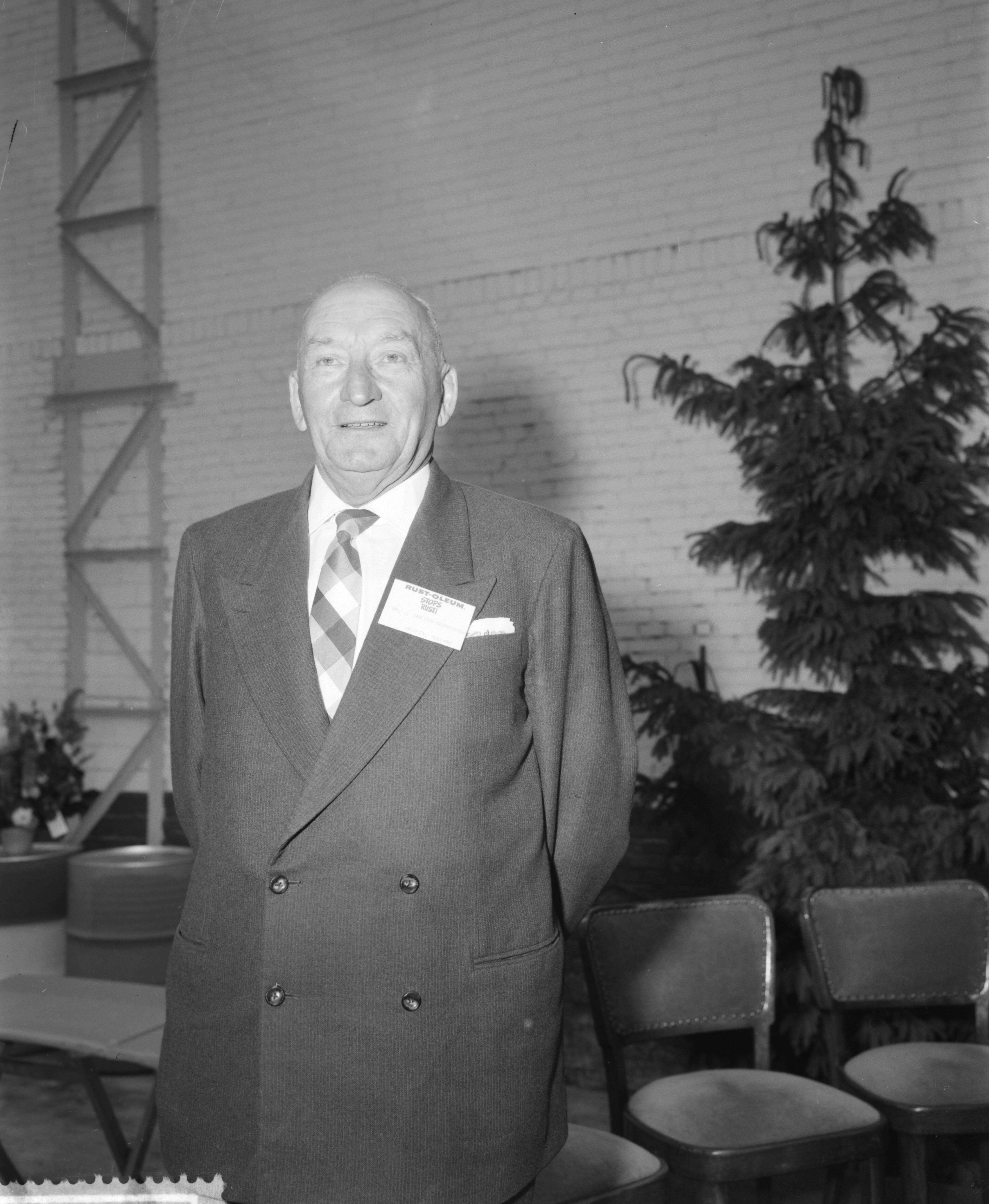 Fotocollectie Anefo — Opening fabriek Rust-Oleum te Haarlem. Mr. J.L van der Meerendonck, directeur van de nieuwe fabriek — Foto: Behrens, Herbert F. / Anefo. Licentie: Set B: Rechtenvrij / Publiek Domein. Bron: Nationaal Archief. http://hdl.handle.net/10648/a9b228fa-d0b4-102d-bcf8-003048976d84