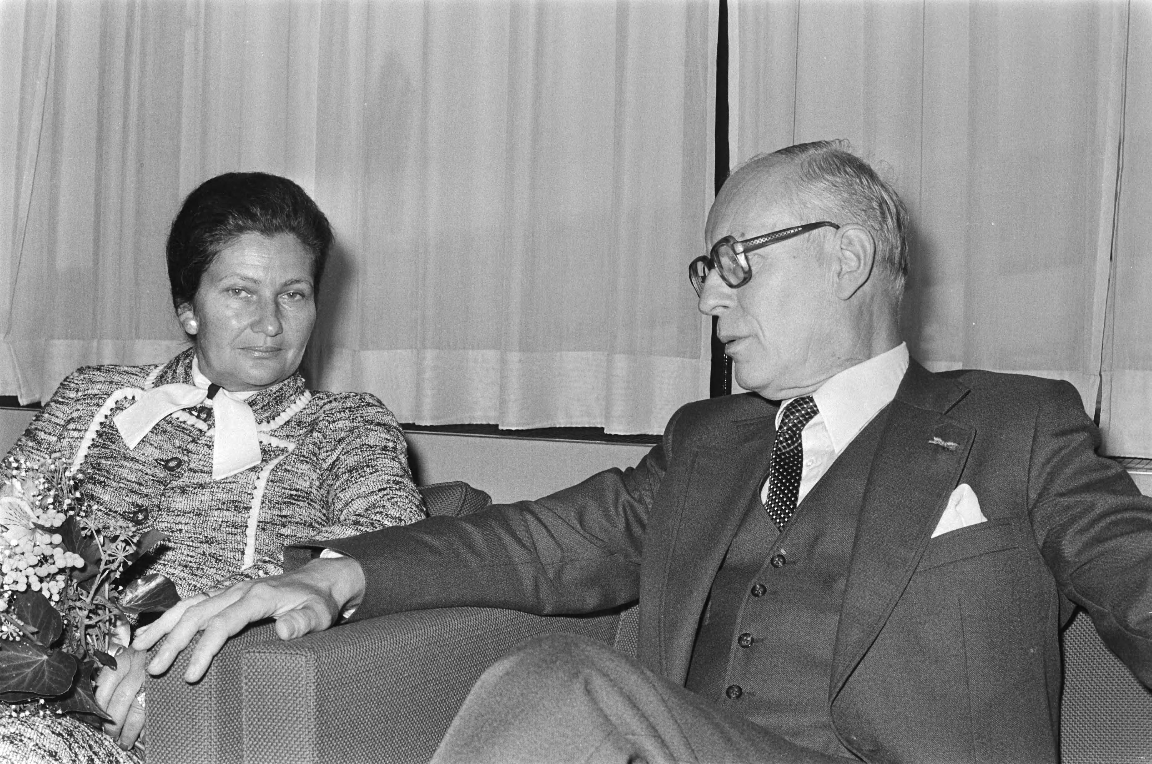 Simone Veil(voorz. Europees Parlement) in Nederland. — Simone Veil na aankomst op Schiphol. Negatiefnr :7 portret — Foto: Bogaerts, Rob / Anefo. Licentie: Set B: Rechtenvrij / Publiek Domein. Bron: Nationaal Archief. http://hdl.handle.net/10648/ace92b9a-d0b4-102d-bcf8-003048976d84