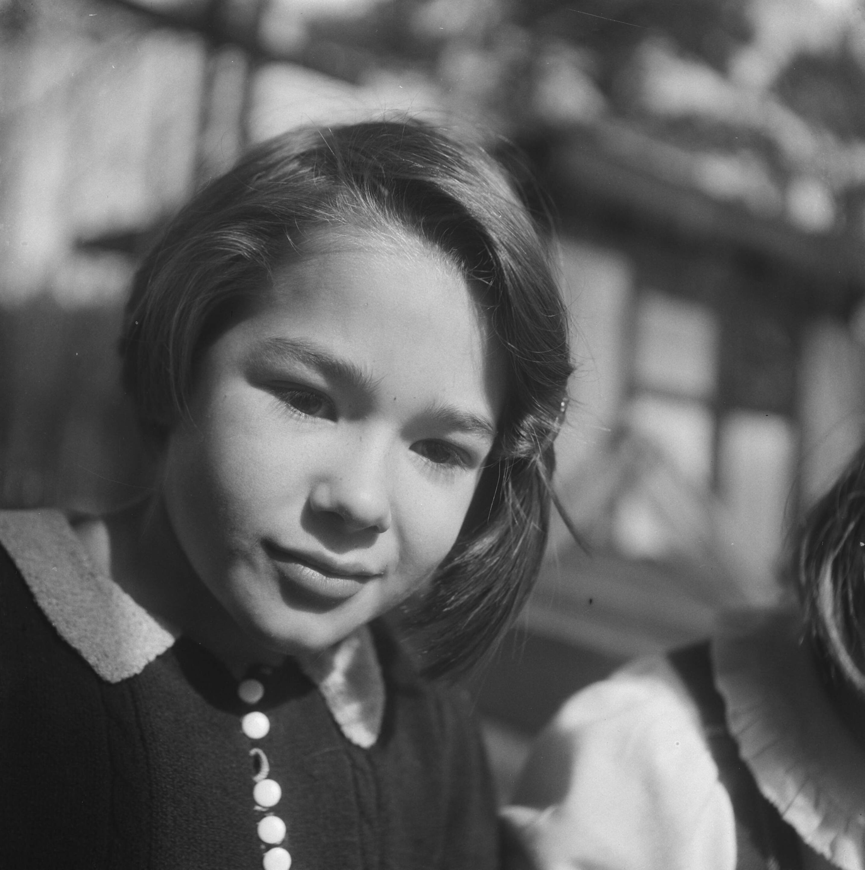 Prinses Beatrix en prinses Irene op de Werkplaats Kindergemeenschap van Kees Boeke te Bilthoven — De Werkplaats Kindergemeenschap van Kees Boeke. Meisje — Foto: Breijer, Charles / Anefo. Licentie: Set B: Rechtenvrij / Publiek Domein. Bron: Nationaal Archief. http://hdl.handle.net/10648/a89a8ff2-d0b4-102d-bcf8-003048976d84
