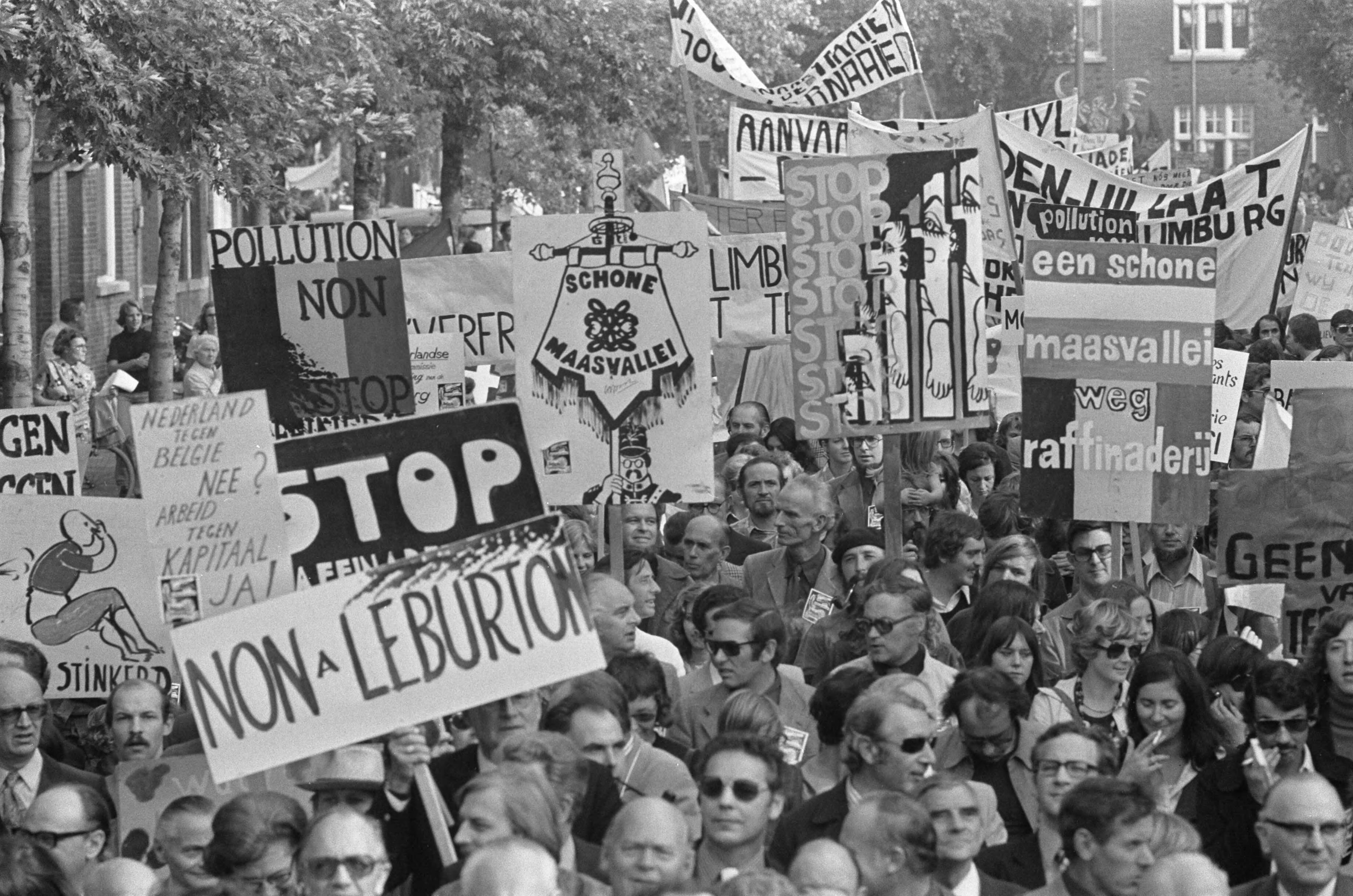 Fotocollectie Anefo — Demonstratie in Maastricht tegen de bouw van olieraffinaderij in het Belgische Ternaaien — Foto: Punt, W. / Anefo. Licentie: Set B: Rechtenvrij / Publiek Domein. Bron: Nationaal Archief. http://hdl.handle.net/10648/ac38bcba-d0b4-102d-bcf8-003048976d84