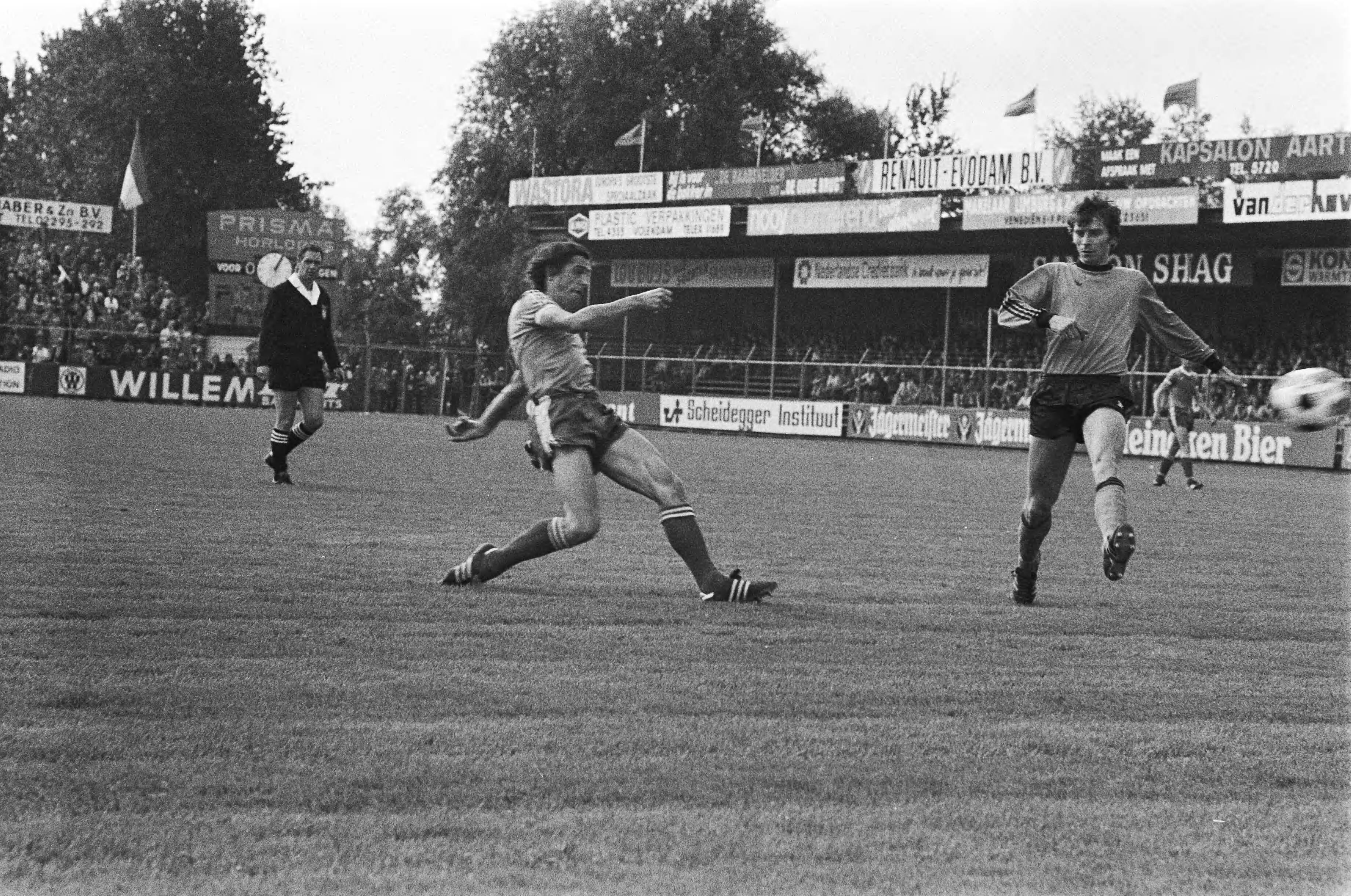 Fotocollectie Anefo — Volendam tegen PSV 0-4, Gerrie Deykers (l) opent score — Foto: Bogaerts, Rob / Anefo. Licentie: Set B: Rechtenvrij / Publiek Domein. Bron: Nationaal Archief. http://hdl.handle.net/10648/aca27cae-d0b4-102d-bcf8-003048976d84