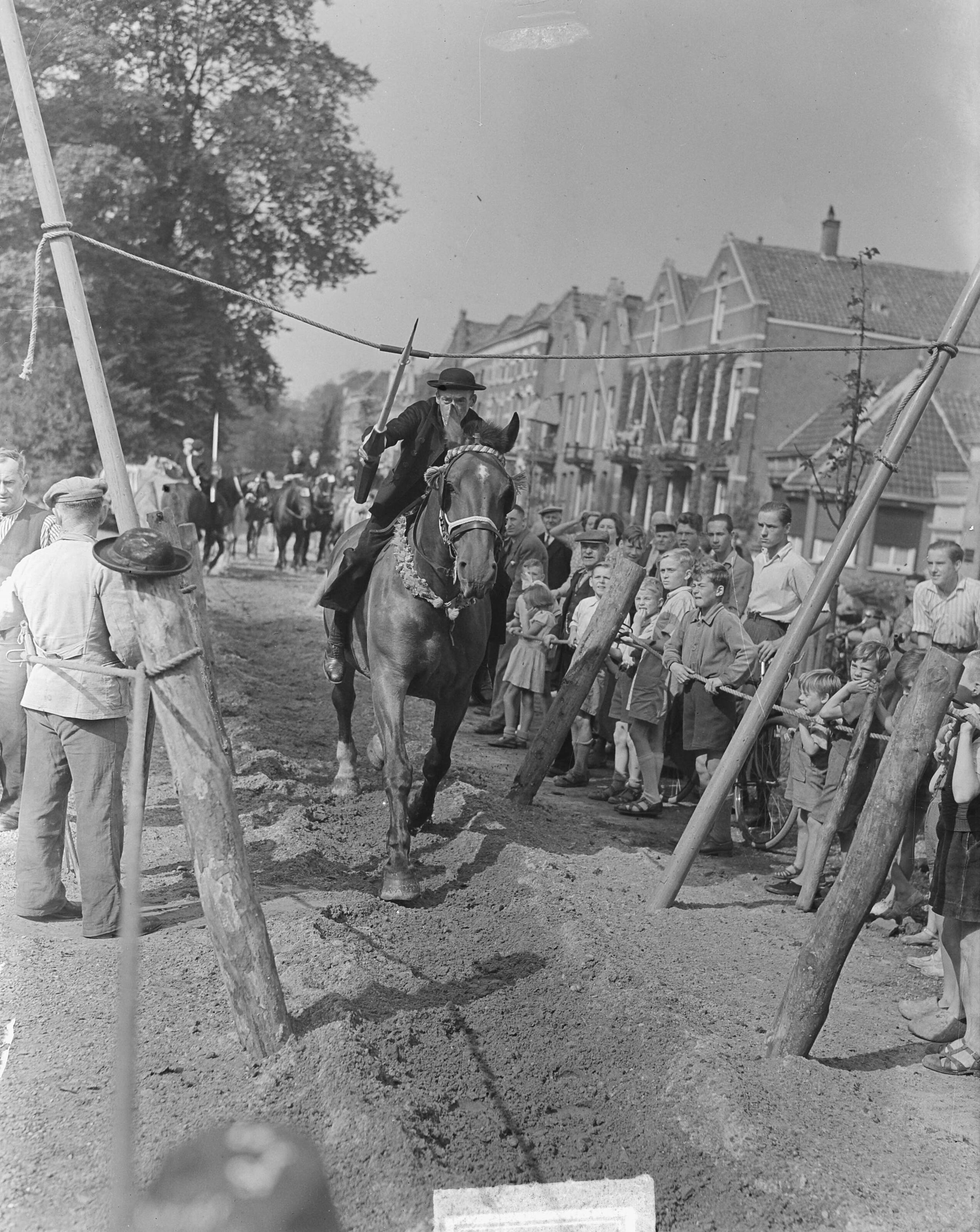 Fotocollectie Anefo — Ringsteken Middelburg — Foto: Noske, J.D. / Anefo. Licentie: Set B: Rechtenvrij / Publiek Domein. Bron: Nationaal Archief. http://hdl.handle.net/10648/a8cd1eae-d0b4-102d-bcf8-003048976d84