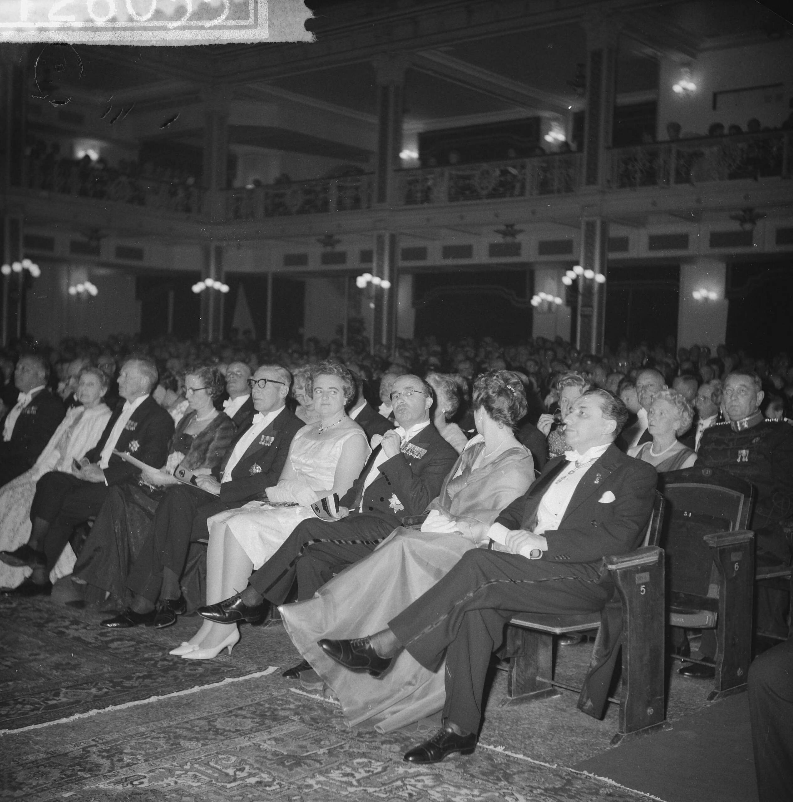 Opening Holland Festival 1961 in het Kurhaus — Opening Holland Festival 1961 in het Kurhaus te Scheveningen. Hoge gasten in het publiek. vlnr. mevrouw Beerman, minister Beerman, mevrouw Cals, minister Cals, mevrouw Van Aartsen, minister Van Aartsen — Foto: Lindeboom, Henk / Anefo. Licentie: Set B: Rechtenvrij / Publiek Domein. Bron: Nationaal Archief. http://hdl.handle.net/10648/a9d8c492-d0b4-102d-bcf8-003048976d84