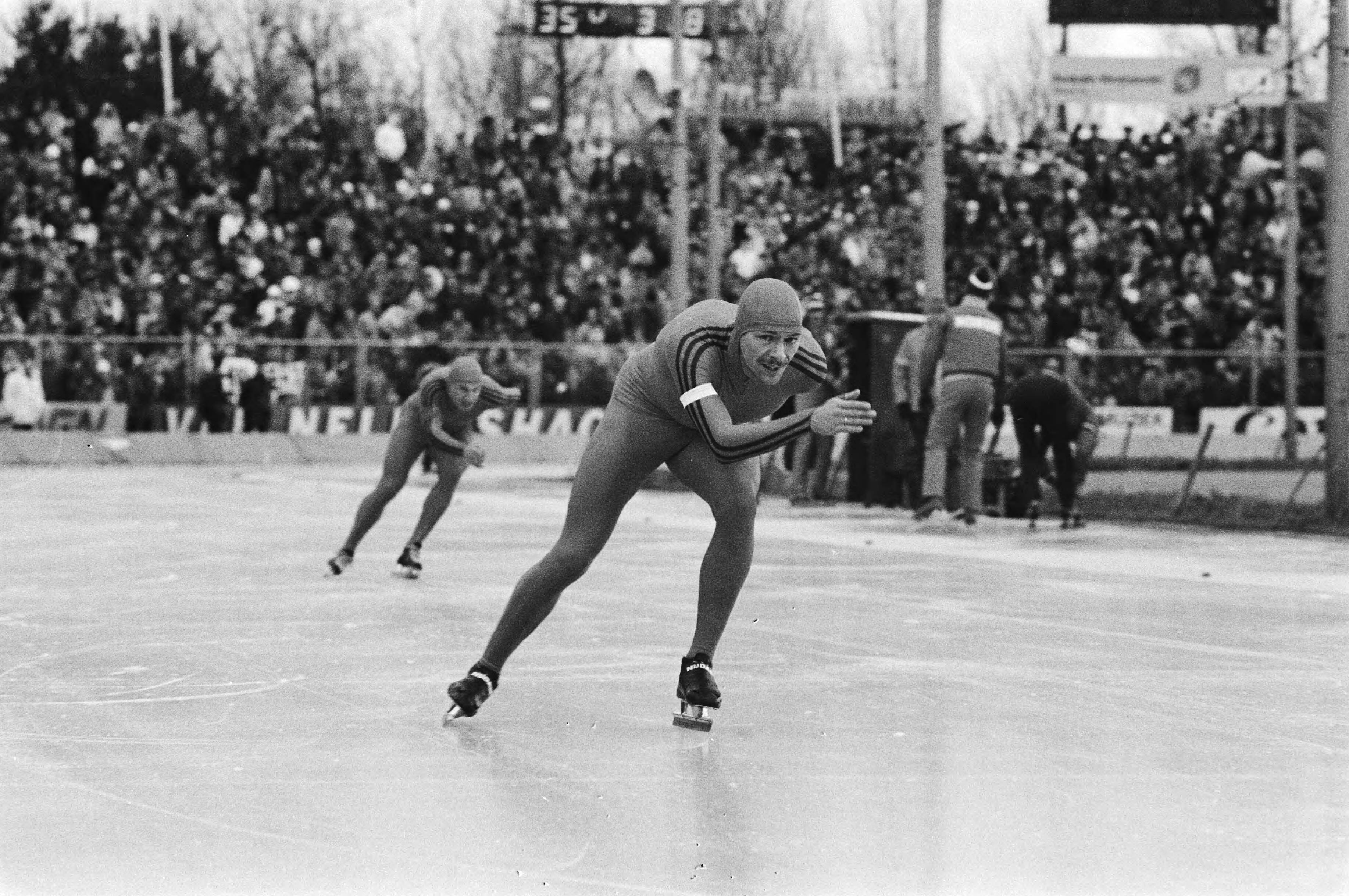 Europese kampioenschappen schaatsen mannen 1983 in Den Haag — Van der Duim in actie — Foto: Croes, Rob C. / Anefo. Licentie: Set B: Rechtenvrij / Publiek Domein. Bron: Nationaal Archief. http://hdl.handle.net/10648/ad24ff8a-d0b4-102d-bcf8-003048976d84
