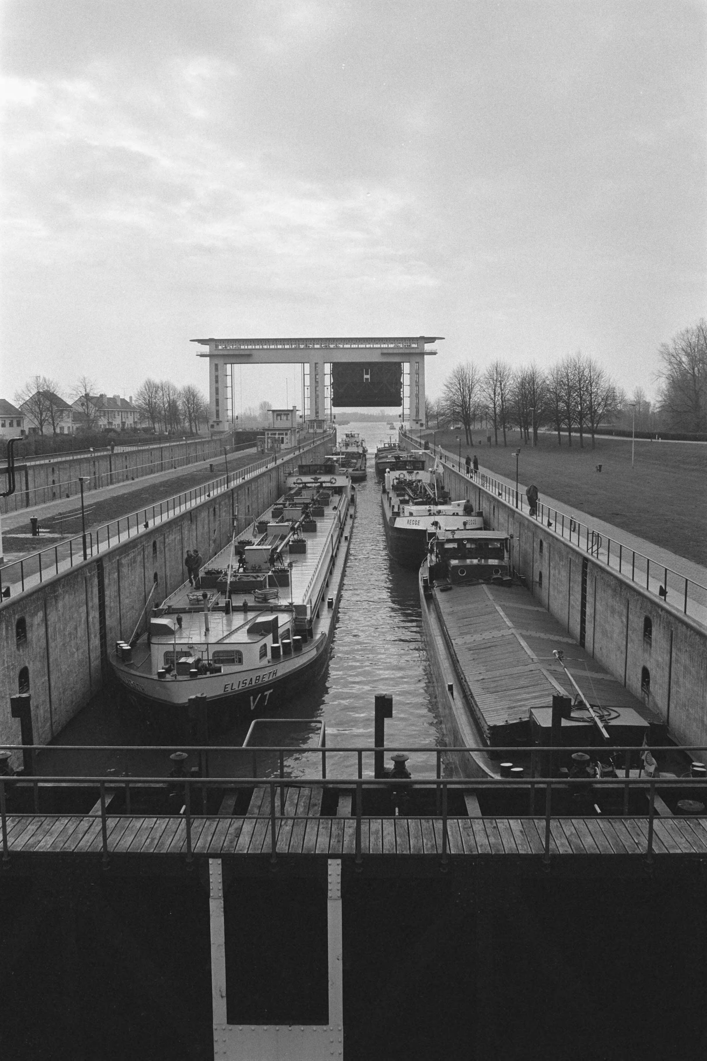 Fotocollectie Anefo — Gif in Rijn (van Zwitserse chemische fabriek Sandon); Beatrixsluizen in Nieuwegein werden beperkt geschut — Foto: Croes, Rob C. / Anefo. Licentie: Set B: Rechtenvrij / Publiek Domein. Bron: Nationaal Archief. http://hdl.handle.net/10648/ad595bcc-d0b4-102d-bcf8-003048976d84