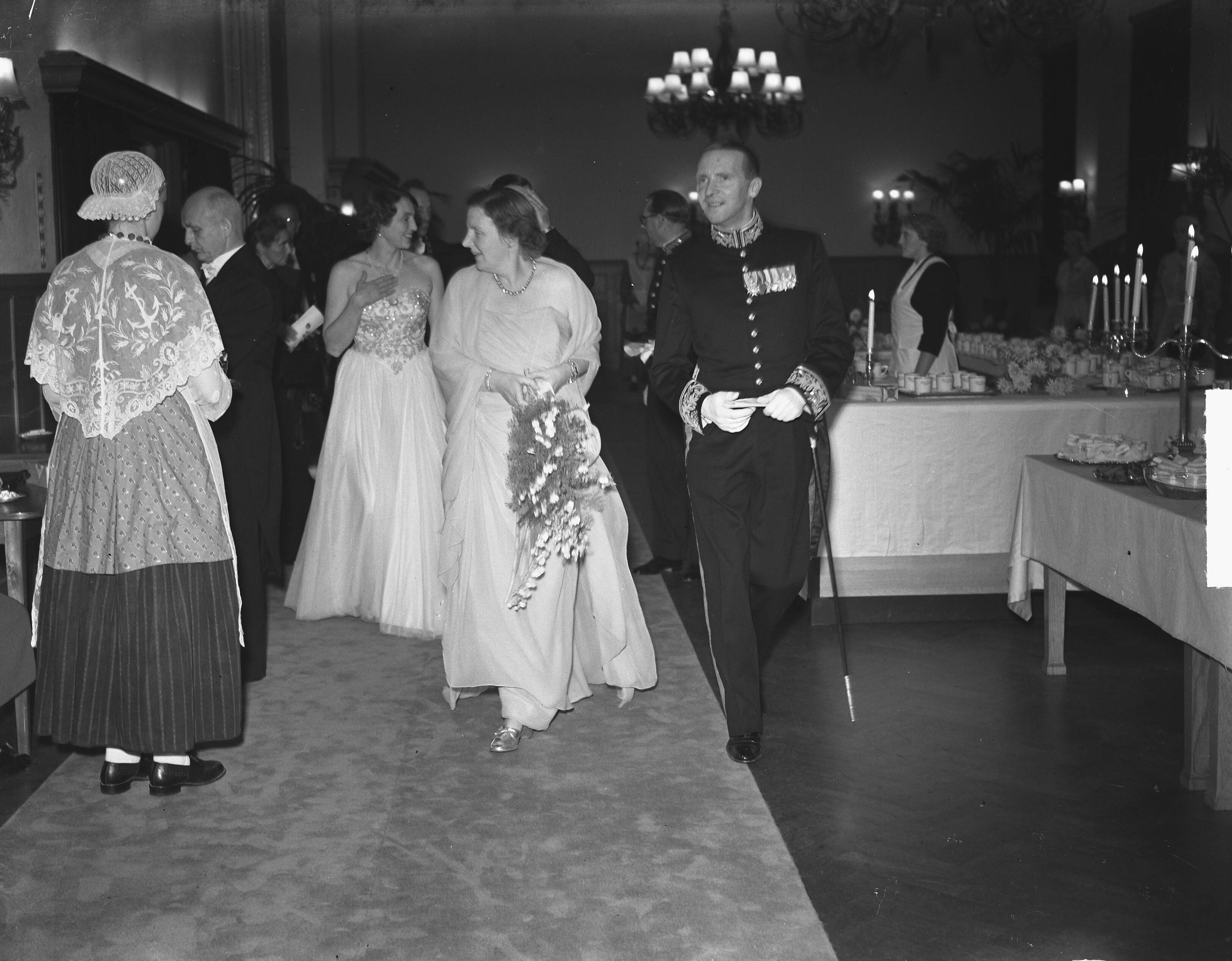 Koninklijk bezoek aan Friesland (1950) — Bezoek koningin Juliana en prins Bernhard aan Friesland. Gala-bijeeenkomst in Leeuwarden — Foto: Noske, J.D. / Anefo. Licentie: Set B: Rechtenvrij / Publiek Domein. Bron: Nationaal Archief. http://hdl.handle.net/10648/a8dfcf54-d0b4-102d-bcf8-003048976d84