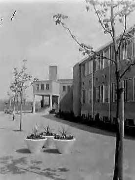 Fotocollectie Anefo — Nieuwe Juliana van Stolbergschool in Zaandam. Exterieur — Foto: Pot, Harry / Anefo. Licentie: Set B: Rechtenvrij / Publiek Domein. Bron: Nationaal Archief. http://hdl.handle.net/10648/a95d6536-d0b4-102d-bcf8-003048976d84