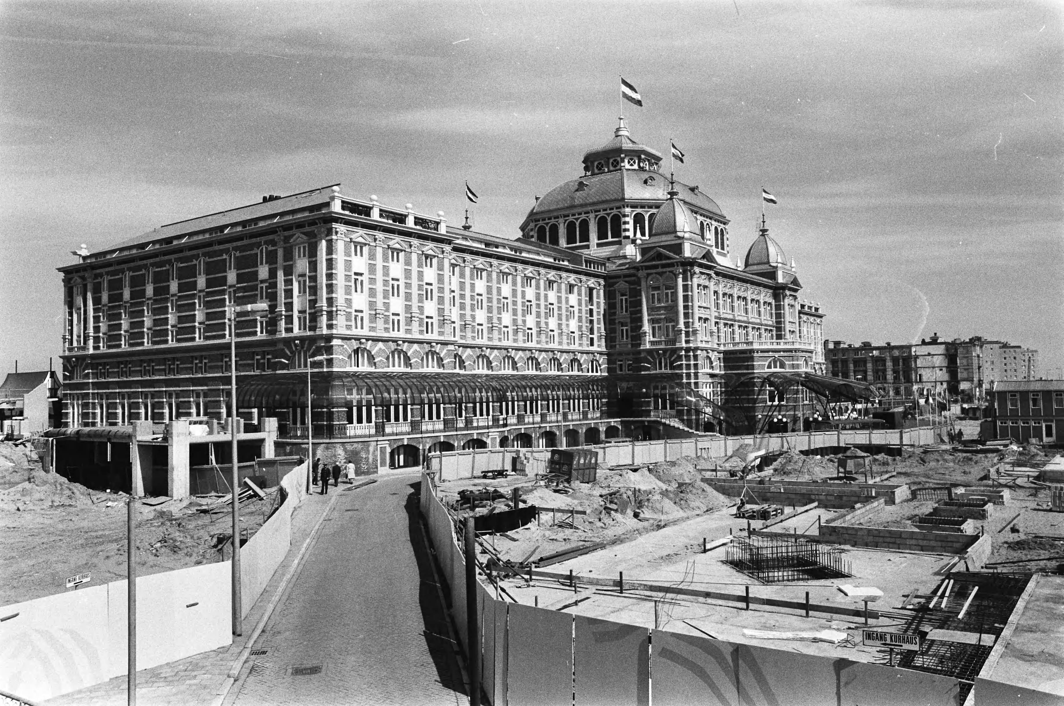 Fotocollectie Anefo — Exterieur Kurhaus in Scheveningen — Foto: Suyk, Koen / Anefo. Licentie: Set B: Rechtenvrij / Publiek Domein. Bron: Nationaal Archief. http://hdl.handle.net/10648/acc9cb1a-d0b4-102d-bcf8-003048976d84