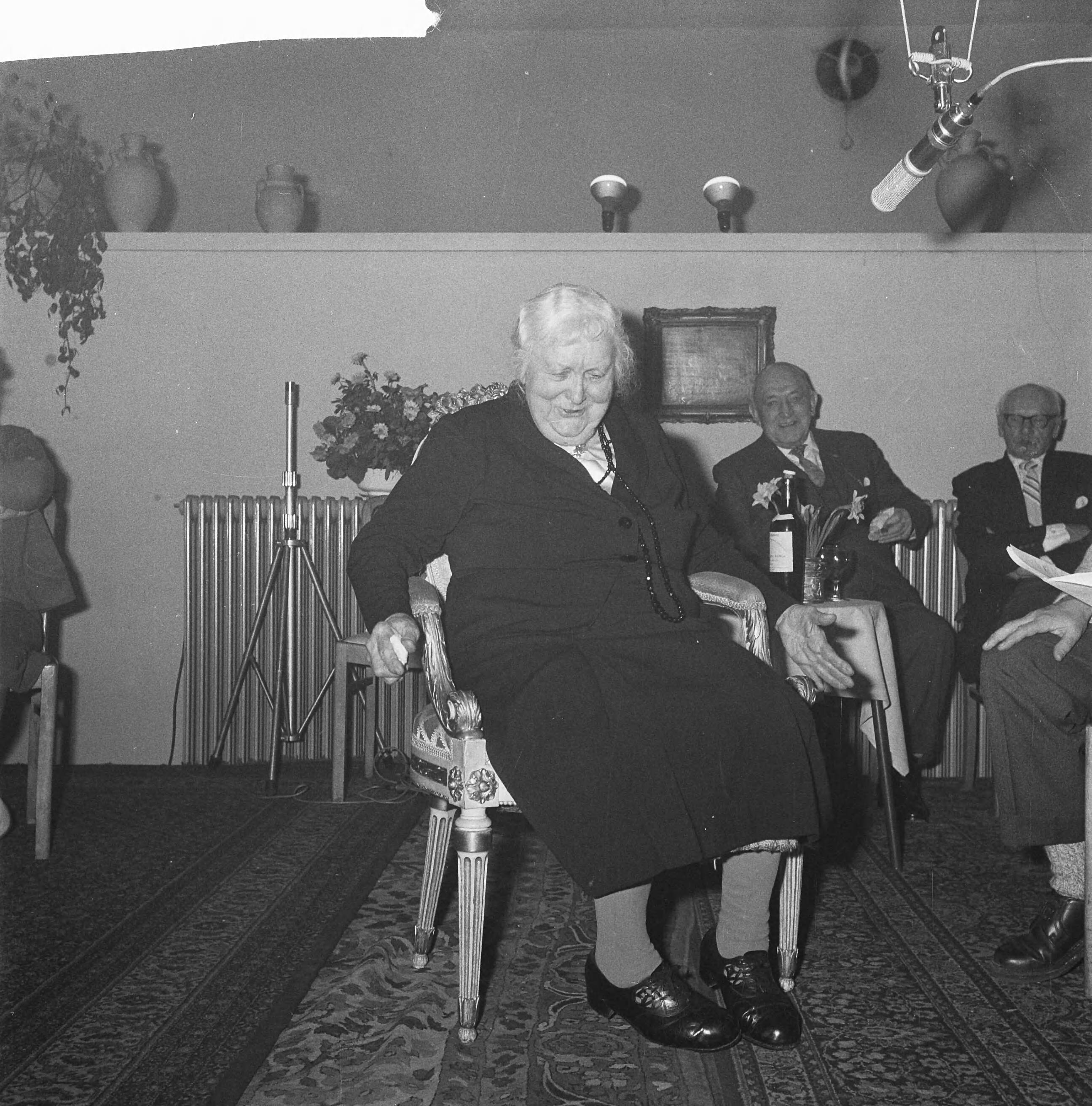 Fotocollectie Anefo — VARA-radioprogramma "Dit is uw Leven". mevrouw H. ter Hall-Köhler — Foto: Nijs, Jac. de / Anefo. Licentie: Set B: Rechtenvrij / Publiek Domein. Bron: Nationaal Archief. http://hdl.handle.net/10648/a9f7e2be-d0b4-102d-bcf8-003048976d84